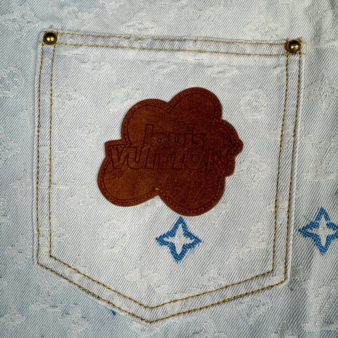 图片[10]-＃GD广顶 LOUIS VUITTON x Tyler FW24 lv联名Logo字母印花纽扣口袋牛仔裤 蓝色 官网价：16600￥（1789B）面料采用【7s*7s斜纹全棉牛仔布】全部采用【新棉纱线织布】新棉织的布相比回纺棉的后期漂白后手感挺括 肌理感强且白度跟原版保持一致 不会掺杂蓝色底色色花 彩色花朵纱线采用【600D低弹丝】参照原版订染300D纱线颜色 后期【两根纱线加捻合股成600D粗细】【高速剑杆机】织生胚数原版经纬密度 全部足支数织布 不偷减密度降低成本 后面洗水漂浅颜色后不会出现市场普通版本的在提花字母有明显横档横条效果 整款裤子取片位置【完全还原Y版彩色花字母】后袋【取还原花】后担干左右两片【水平字母对花】腰头【取定位花且对版带彩色花朵】各种细节效果拉满请看对比图 裤子洗水采用【活氧水漂白】【总共漂洗两次】确保白度达标 后期【手工喷马骝涂白局部位置】【自然挂干】控制缩率尺寸 洗水成品拆后袋 模板机车牛皮【二层皮压花章仔】配套【古金色工字扣】尺码：30 31 32 33-选品中心