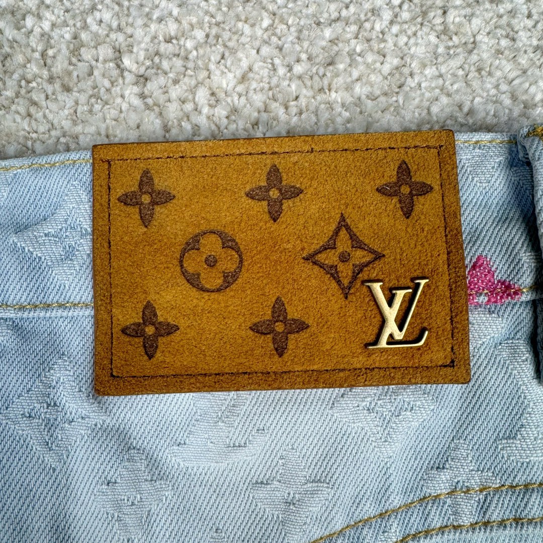图片[12]-＃GD广顶 LOUIS VUITTON x Tyler FW24 lv联名Logo字母印花纽扣口袋牛仔裤 蓝色 官网价：16600￥（1789B）面料采用【7s*7s斜纹全棉牛仔布】全部采用【新棉纱线织布】新棉织的布相比回纺棉的后期漂白后手感挺括 肌理感强且白度跟原版保持一致 不会掺杂蓝色底色色花 彩色花朵纱线采用【600D低弹丝】参照原版订染300D纱线颜色 后期【两根纱线加捻合股成600D粗细】【高速剑杆机】织生胚数原版经纬密度 全部足支数织布 不偷减密度降低成本 后面洗水漂浅颜色后不会出现市场普通版本的在提花字母有明显横档横条效果 整款裤子取片位置【完全还原Y版彩色花字母】后袋【取还原花】后担干左右两片【水平字母对花】腰头【取定位花且对版带彩色花朵】各种细节效果拉满请看对比图 裤子洗水采用【活氧水漂白】【总共漂洗两次】确保白度达标 后期【手工喷马骝涂白局部位置】【自然挂干】控制缩率尺寸 洗水成品拆后袋 模板机车牛皮【二层皮压花章仔】配套【古金色工字扣】尺码：30 31 32 33-选品中心