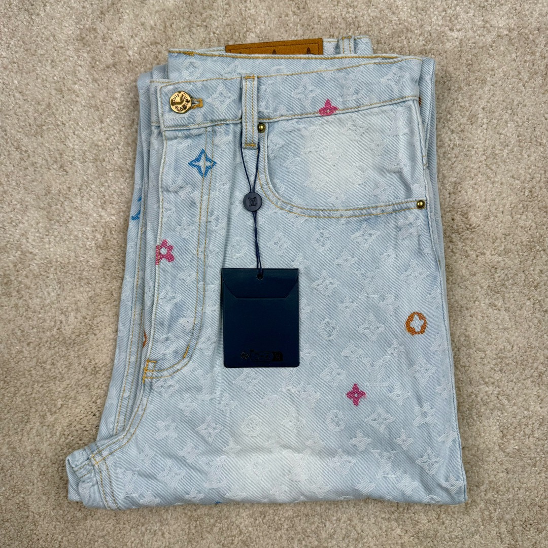 图片[4]-＃GD广顶 LOUIS VUITTON x Tyler FW24 lv联名Logo字母印花纽扣口袋牛仔裤 蓝色 官网价：16600￥（1789B）面料采用【7s*7s斜纹全棉牛仔布】全部采用【新棉纱线织布】新棉织的布相比回纺棉的后期漂白后手感挺括 肌理感强且白度跟原版保持一致 不会掺杂蓝色底色色花 彩色花朵纱线采用【600D低弹丝】参照原版订染300D纱线颜色 后期【两根纱线加捻合股成600D粗细】【高速剑杆机】织生胚数原版经纬密度 全部足支数织布 不偷减密度降低成本 后面洗水漂浅颜色后不会出现市场普通版本的在提花字母有明显横档横条效果 整款裤子取片位置【完全还原Y版彩色花字母】后袋【取还原花】后担干左右两片【水平字母对花】腰头【取定位花且对版带彩色花朵】各种细节效果拉满请看对比图 裤子洗水采用【活氧水漂白】【总共漂洗两次】确保白度达标 后期【手工喷马骝涂白局部位置】【自然挂干】控制缩率尺寸 洗水成品拆后袋 模板机车牛皮【二层皮压花章仔】配套【古金色工字扣】尺码：30 31 32 33-选品中心