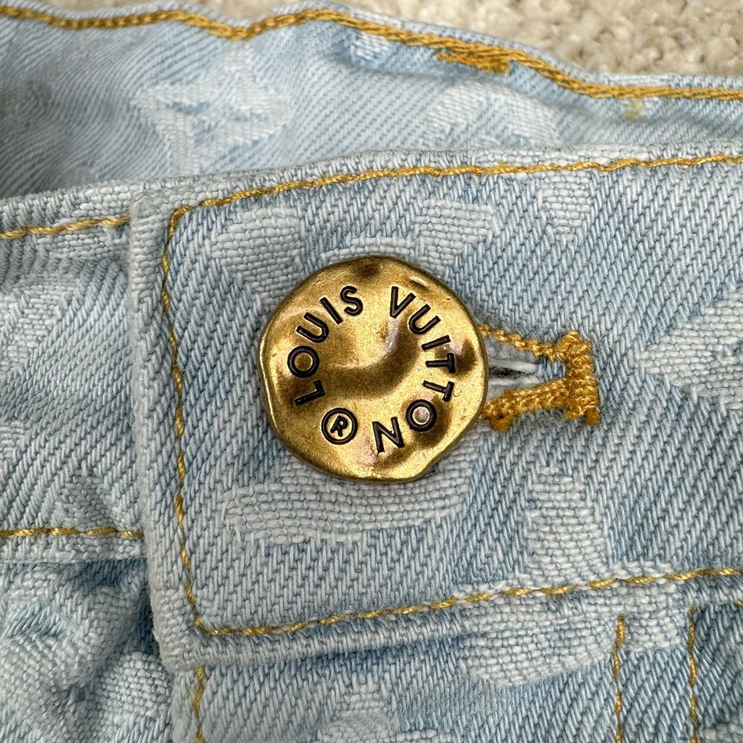 图片[9]-＃GD广顶 LOUIS VUITTON x Tyler FW24 lv联名Logo字母印花纽扣口袋牛仔裤 蓝色 官网价：16600￥（1789B）面料采用【7s*7s斜纹全棉牛仔布】全部采用【新棉纱线织布】新棉织的布相比回纺棉的后期漂白后手感挺括 肌理感强且白度跟原版保持一致 不会掺杂蓝色底色色花 彩色花朵纱线采用【600D低弹丝】参照原版订染300D纱线颜色 后期【两根纱线加捻合股成600D粗细】【高速剑杆机】织生胚数原版经纬密度 全部足支数织布 不偷减密度降低成本 后面洗水漂浅颜色后不会出现市场普通版本的在提花字母有明显横档横条效果 整款裤子取片位置【完全还原Y版彩色花字母】后袋【取还原花】后担干左右两片【水平字母对花】腰头【取定位花且对版带彩色花朵】各种细节效果拉满请看对比图 裤子洗水采用【活氧水漂白】【总共漂洗两次】确保白度达标 后期【手工喷马骝涂白局部位置】【自然挂干】控制缩率尺寸 洗水成品拆后袋 模板机车牛皮【二层皮压花章仔】配套【古金色工字扣】尺码：30 31 32 33-选品中心