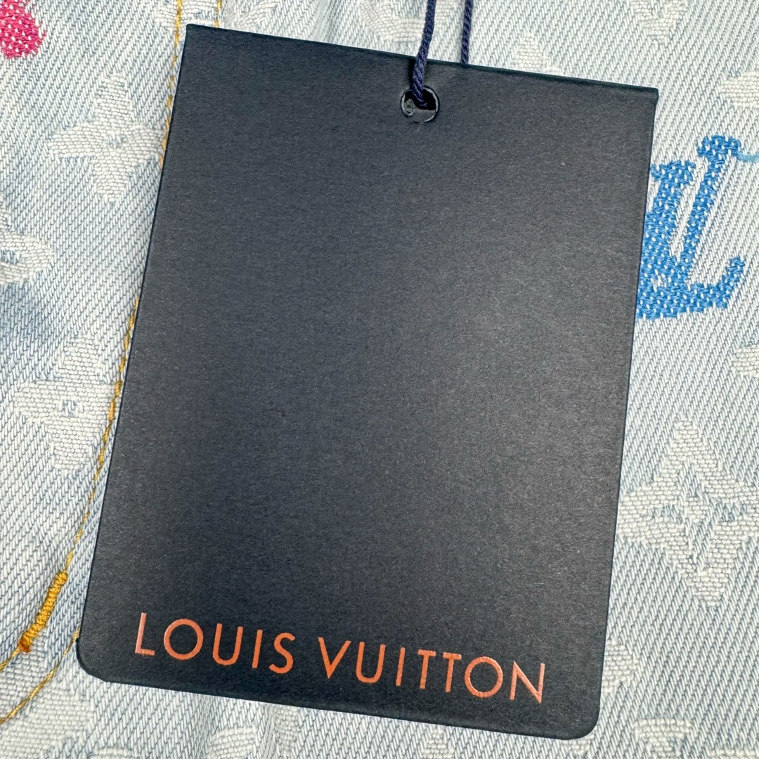 图片[15]-＃GD广顶 LOUIS VUITTON x Tyler FW24 lv联名Logo字母印花纽扣口袋牛仔裤 蓝色 官网价：16600￥（1789B）面料采用【7s*7s斜纹全棉牛仔布】全部采用【新棉纱线织布】新棉织的布相比回纺棉的后期漂白后手感挺括 肌理感强且白度跟原版保持一致 不会掺杂蓝色底色色花 彩色花朵纱线采用【600D低弹丝】参照原版订染300D纱线颜色 后期【两根纱线加捻合股成600D粗细】【高速剑杆机】织生胚数原版经纬密度 全部足支数织布 不偷减密度降低成本 后面洗水漂浅颜色后不会出现市场普通版本的在提花字母有明显横档横条效果 整款裤子取片位置【完全还原Y版彩色花字母】后袋【取还原花】后担干左右两片【水平字母对花】腰头【取定位花且对版带彩色花朵】各种细节效果拉满请看对比图 裤子洗水采用【活氧水漂白】【总共漂洗两次】确保白度达标 后期【手工喷马骝涂白局部位置】【自然挂干】控制缩率尺寸 洗水成品拆后袋 模板机车牛皮【二层皮压花章仔】配套【古金色工字扣】尺码：30 31 32 33-选品中心