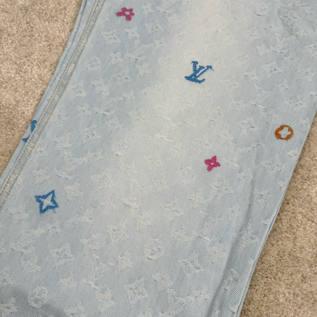 图片[17]-＃GD广顶 LOUIS VUITTON x Tyler FW24 lv联名Logo字母印花纽扣口袋牛仔裤 蓝色 官网价：16600￥（1789B）面料采用【7s*7s斜纹全棉牛仔布】全部采用【新棉纱线织布】新棉织的布相比回纺棉的后期漂白后手感挺括 肌理感强且白度跟原版保持一致 不会掺杂蓝色底色色花 彩色花朵纱线采用【600D低弹丝】参照原版订染300D纱线颜色 后期【两根纱线加捻合股成600D粗细】【高速剑杆机】织生胚数原版经纬密度 全部足支数织布 不偷减密度降低成本 后面洗水漂浅颜色后不会出现市场普通版本的在提花字母有明显横档横条效果 整款裤子取片位置【完全还原Y版彩色花字母】后袋【取还原花】后担干左右两片【水平字母对花】腰头【取定位花且对版带彩色花朵】各种细节效果拉满请看对比图 裤子洗水采用【活氧水漂白】【总共漂洗两次】确保白度达标 后期【手工喷马骝涂白局部位置】【自然挂干】控制缩率尺寸 洗水成品拆后袋 模板机车牛皮【二层皮压花章仔】配套【古金色工字扣】尺码：30 31 32 33-选品中心