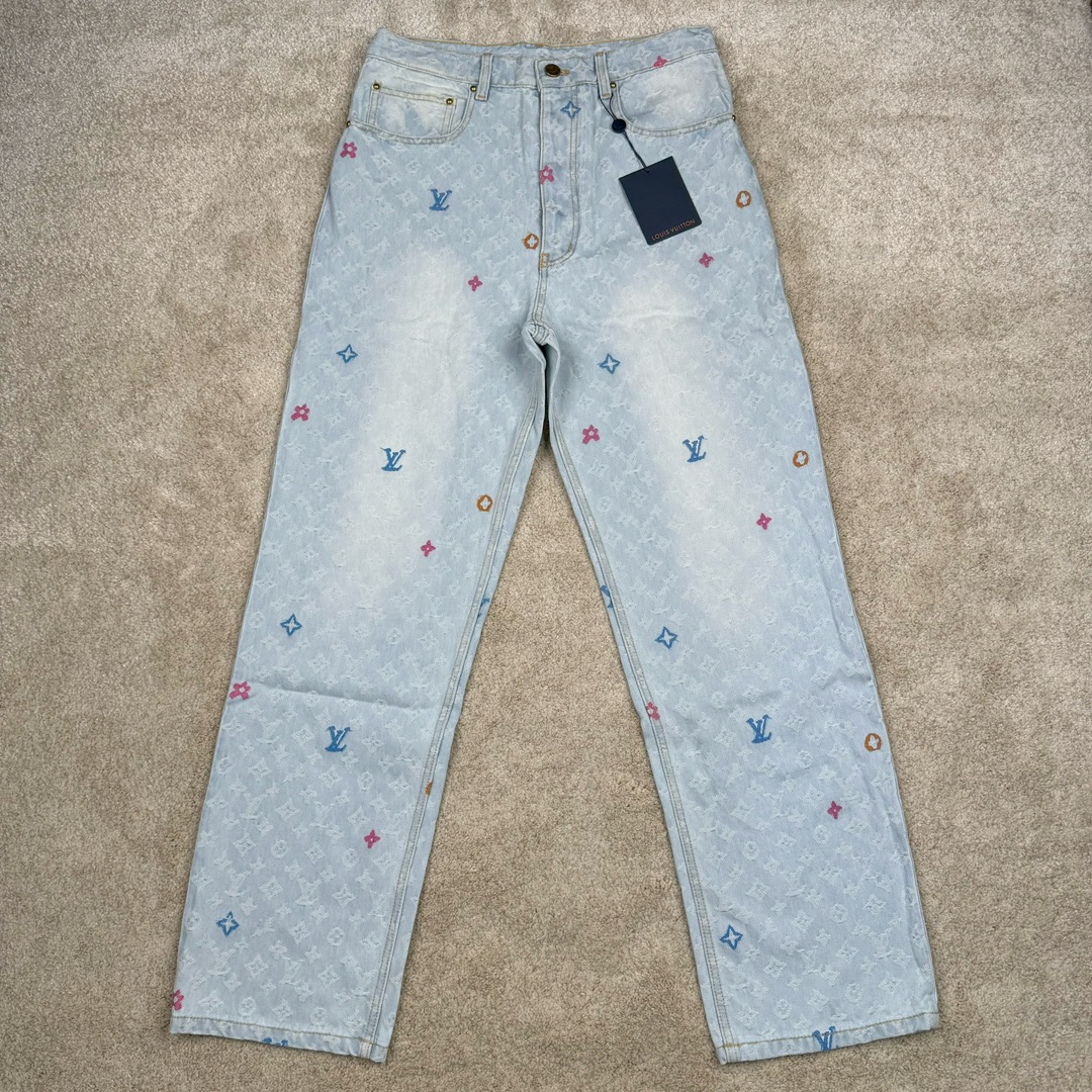＃GD广顶 LOUIS VUITTON x Tyler FW24 lv联名Logo字母印花纽扣口袋牛仔裤 蓝色 官网价：16600￥（1789B）面料采用【7s*7s斜纹全棉牛仔布】全部采用【新棉纱线织布】新棉织的布相比回纺棉的后期漂白后手感挺括 肌理感强且白度跟原版保持一致 不会掺杂蓝色底色色花 彩色花朵纱线采用【600D低弹丝】参照原版订染300D纱线颜色 后期【两根纱线加捻合股成600D粗细】【高速剑杆机】织生胚数原版经纬密度 全部足支数织布 不偷减密度降低成本 后面洗水漂浅颜色后不会出现市场普通版本的在提花字母有明显横档横条效果 整款裤子取片位置【完全还原Y版彩色花字母】后袋【取还原花】后担干左右两片【水平字母对花】腰头【取定位花且对版带彩色花朵】各种细节效果拉满请看对比图 裤子洗水采用【活氧水漂白】【总共漂洗两次】确保白度达标 后期【手工喷马骝涂白局部位置】【自然挂干】控制缩率尺寸 洗水成品拆后袋 模板机车牛皮【二层皮压花章仔】配套【古金色工字扣】尺码：30 31 32 33-选品中心