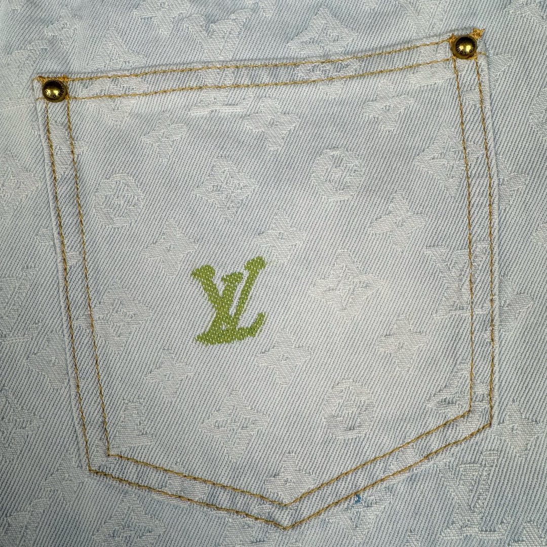 图片[11]-＃GD广顶 LOUIS VUITTON x Tyler FW24 lv联名Logo字母印花纽扣口袋牛仔裤 蓝色 官网价：16600￥（1789B）面料采用【7s*7s斜纹全棉牛仔布】全部采用【新棉纱线织布】新棉织的布相比回纺棉的后期漂白后手感挺括 肌理感强且白度跟原版保持一致 不会掺杂蓝色底色色花 彩色花朵纱线采用【600D低弹丝】参照原版订染300D纱线颜色 后期【两根纱线加捻合股成600D粗细】【高速剑杆机】织生胚数原版经纬密度 全部足支数织布 不偷减密度降低成本 后面洗水漂浅颜色后不会出现市场普通版本的在提花字母有明显横档横条效果 整款裤子取片位置【完全还原Y版彩色花字母】后袋【取还原花】后担干左右两片【水平字母对花】腰头【取定位花且对版带彩色花朵】各种细节效果拉满请看对比图 裤子洗水采用【活氧水漂白】【总共漂洗两次】确保白度达标 后期【手工喷马骝涂白局部位置】【自然挂干】控制缩率尺寸 洗水成品拆后袋 模板机车牛皮【二层皮压花章仔】配套【古金色工字扣】尺码：30 31 32 33-选品中心