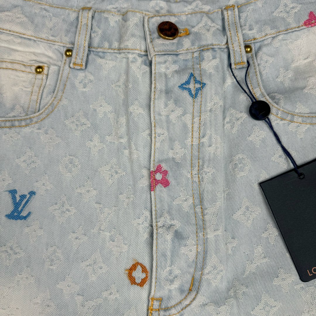 图片[7]-＃GD广顶 LOUIS VUITTON x Tyler FW24 lv联名Logo字母印花纽扣口袋牛仔裤 蓝色 官网价：16600￥（1789B）面料采用【7s*7s斜纹全棉牛仔布】全部采用【新棉纱线织布】新棉织的布相比回纺棉的后期漂白后手感挺括 肌理感强且白度跟原版保持一致 不会掺杂蓝色底色色花 彩色花朵纱线采用【600D低弹丝】参照原版订染300D纱线颜色 后期【两根纱线加捻合股成600D粗细】【高速剑杆机】织生胚数原版经纬密度 全部足支数织布 不偷减密度降低成本 后面洗水漂浅颜色后不会出现市场普通版本的在提花字母有明显横档横条效果 整款裤子取片位置【完全还原Y版彩色花字母】后袋【取还原花】后担干左右两片【水平字母对花】腰头【取定位花且对版带彩色花朵】各种细节效果拉满请看对比图 裤子洗水采用【活氧水漂白】【总共漂洗两次】确保白度达标 后期【手工喷马骝涂白局部位置】【自然挂干】控制缩率尺寸 洗水成品拆后袋 模板机车牛皮【二层皮压花章仔】配套【古金色工字扣】尺码：30 31 32 33-选品中心