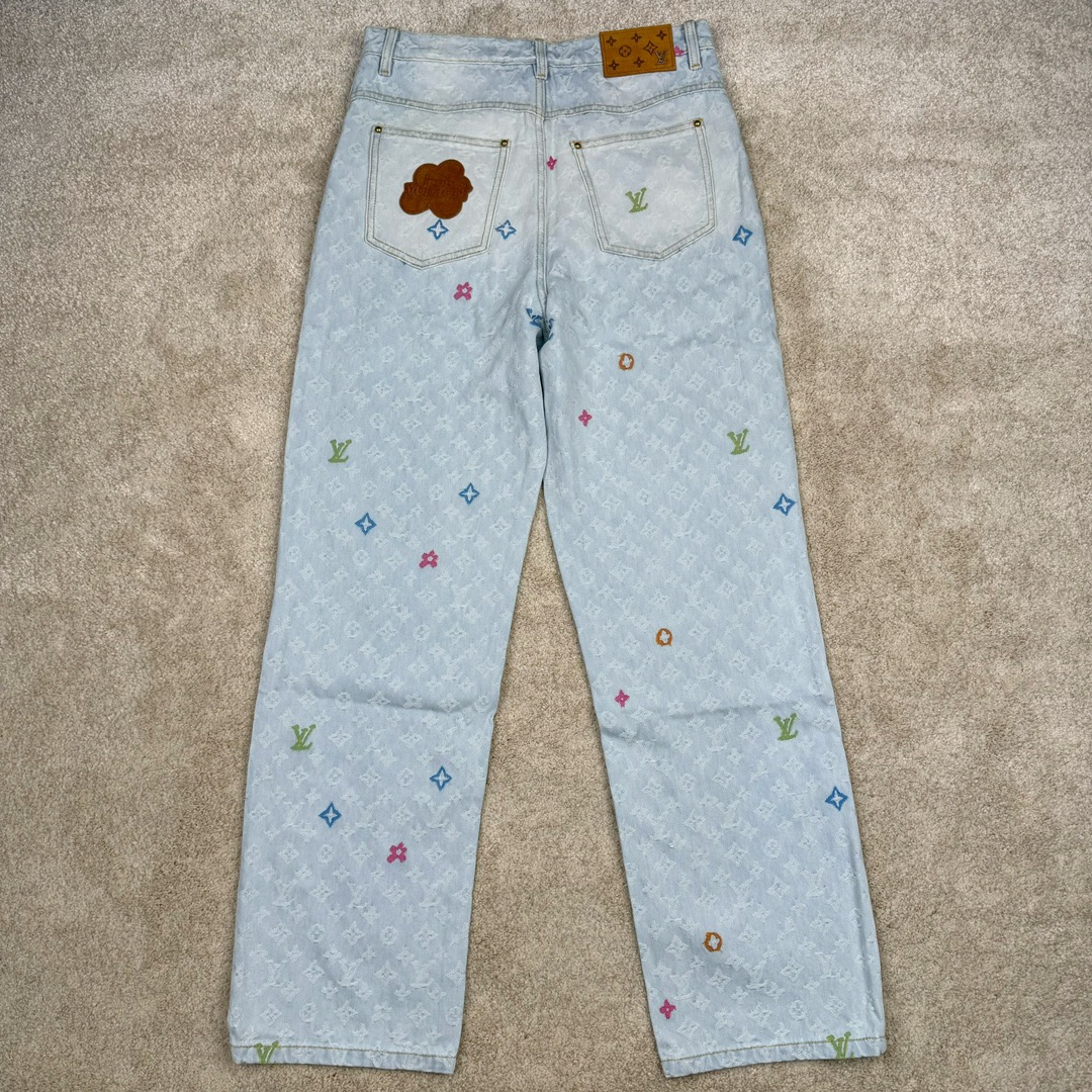 图片[2]-＃GD广顶 LOUIS VUITTON x Tyler FW24 lv联名Logo字母印花纽扣口袋牛仔裤 蓝色 官网价：16600￥（1789B）面料采用【7s*7s斜纹全棉牛仔布】全部采用【新棉纱线织布】新棉织的布相比回纺棉的后期漂白后手感挺括 肌理感强且白度跟原版保持一致 不会掺杂蓝色底色色花 彩色花朵纱线采用【600D低弹丝】参照原版订染300D纱线颜色 后期【两根纱线加捻合股成600D粗细】【高速剑杆机】织生胚数原版经纬密度 全部足支数织布 不偷减密度降低成本 后面洗水漂浅颜色后不会出现市场普通版本的在提花字母有明显横档横条效果 整款裤子取片位置【完全还原Y版彩色花字母】后袋【取还原花】后担干左右两片【水平字母对花】腰头【取定位花且对版带彩色花朵】各种细节效果拉满请看对比图 裤子洗水采用【活氧水漂白】【总共漂洗两次】确保白度达标 后期【手工喷马骝涂白局部位置】【自然挂干】控制缩率尺寸 洗水成品拆后袋 模板机车牛皮【二层皮压花章仔】配套【古金色工字扣】尺码：30 31 32 33-选品中心