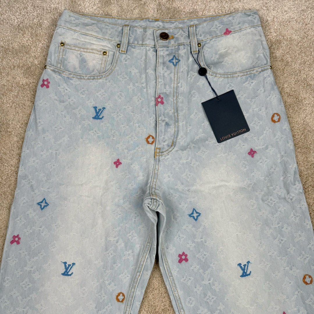 图片[5]-＃GD广顶 LOUIS VUITTON x Tyler FW24 lv联名Logo字母印花纽扣口袋牛仔裤 蓝色 官网价：16600￥（1789B）面料采用【7s*7s斜纹全棉牛仔布】全部采用【新棉纱线织布】新棉织的布相比回纺棉的后期漂白后手感挺括 肌理感强且白度跟原版保持一致 不会掺杂蓝色底色色花 彩色花朵纱线采用【600D低弹丝】参照原版订染300D纱线颜色 后期【两根纱线加捻合股成600D粗细】【高速剑杆机】织生胚数原版经纬密度 全部足支数织布 不偷减密度降低成本 后面洗水漂浅颜色后不会出现市场普通版本的在提花字母有明显横档横条效果 整款裤子取片位置【完全还原Y版彩色花字母】后袋【取还原花】后担干左右两片【水平字母对花】腰头【取定位花且对版带彩色花朵】各种细节效果拉满请看对比图 裤子洗水采用【活氧水漂白】【总共漂洗两次】确保白度达标 后期【手工喷马骝涂白局部位置】【自然挂干】控制缩率尺寸 洗水成品拆后袋 模板机车牛皮【二层皮压花章仔】配套【古金色工字扣】尺码：30 31 32 33-选品中心