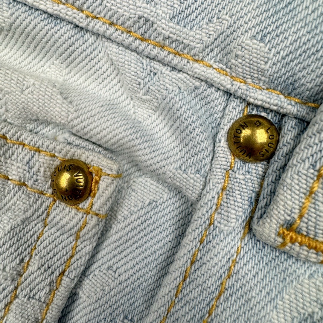 图片[13]-＃GD广顶 LOUIS VUITTON x Tyler FW24 lv联名Logo字母印花纽扣口袋牛仔裤 蓝色 官网价：16600￥（1789B）面料采用【7s*7s斜纹全棉牛仔布】全部采用【新棉纱线织布】新棉织的布相比回纺棉的后期漂白后手感挺括 肌理感强且白度跟原版保持一致 不会掺杂蓝色底色色花 彩色花朵纱线采用【600D低弹丝】参照原版订染300D纱线颜色 后期【两根纱线加捻合股成600D粗细】【高速剑杆机】织生胚数原版经纬密度 全部足支数织布 不偷减密度降低成本 后面洗水漂浅颜色后不会出现市场普通版本的在提花字母有明显横档横条效果 整款裤子取片位置【完全还原Y版彩色花字母】后袋【取还原花】后担干左右两片【水平字母对花】腰头【取定位花且对版带彩色花朵】各种细节效果拉满请看对比图 裤子洗水采用【活氧水漂白】【总共漂洗两次】确保白度达标 后期【手工喷马骝涂白局部位置】【自然挂干】控制缩率尺寸 洗水成品拆后袋 模板机车牛皮【二层皮压花章仔】配套【古金色工字扣】尺码：30 31 32 33-选品中心