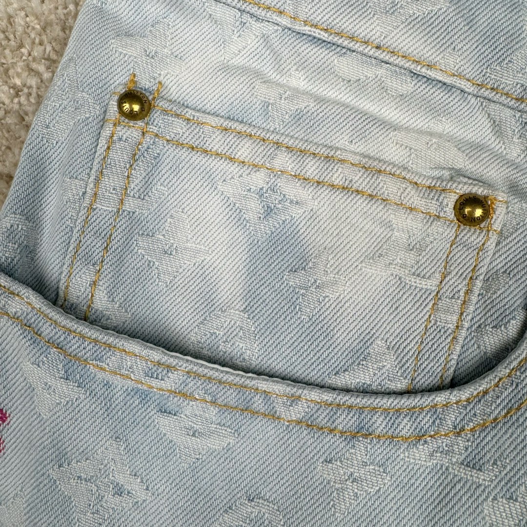 图片[8]-＃GD广顶 LOUIS VUITTON x Tyler FW24 lv联名Logo字母印花纽扣口袋牛仔裤 蓝色 官网价：16600￥（1789B）面料采用【7s*7s斜纹全棉牛仔布】全部采用【新棉纱线织布】新棉织的布相比回纺棉的后期漂白后手感挺括 肌理感强且白度跟原版保持一致 不会掺杂蓝色底色色花 彩色花朵纱线采用【600D低弹丝】参照原版订染300D纱线颜色 后期【两根纱线加捻合股成600D粗细】【高速剑杆机】织生胚数原版经纬密度 全部足支数织布 不偷减密度降低成本 后面洗水漂浅颜色后不会出现市场普通版本的在提花字母有明显横档横条效果 整款裤子取片位置【完全还原Y版彩色花字母】后袋【取还原花】后担干左右两片【水平字母对花】腰头【取定位花且对版带彩色花朵】各种细节效果拉满请看对比图 裤子洗水采用【活氧水漂白】【总共漂洗两次】确保白度达标 后期【手工喷马骝涂白局部位置】【自然挂干】控制缩率尺寸 洗水成品拆后袋 模板机车牛皮【二层皮压花章仔】配套【古金色工字扣】尺码：30 31 32 33-选品中心