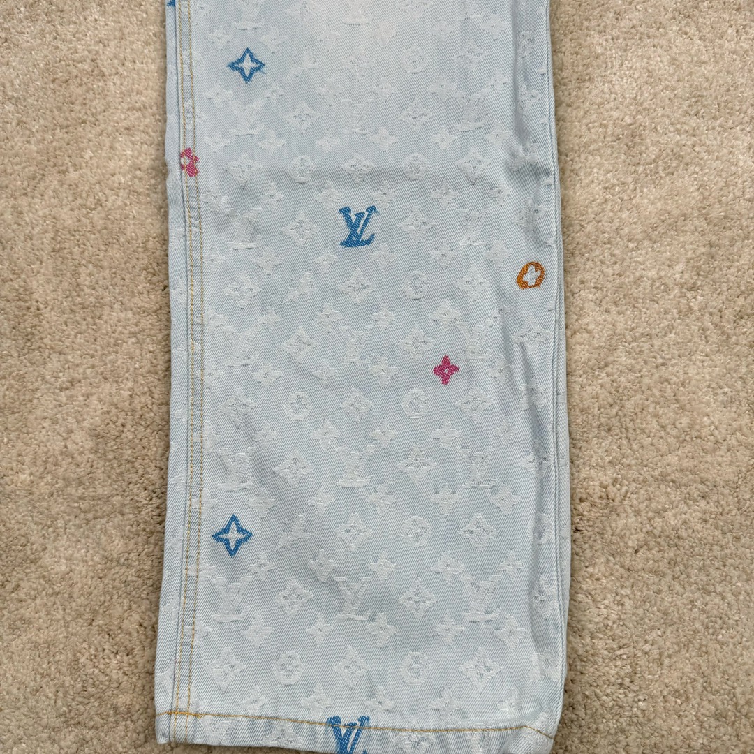 图片[14]-＃GD广顶 LOUIS VUITTON x Tyler FW24 lv联名Logo字母印花纽扣口袋牛仔裤 蓝色 官网价：16600￥（1789B）面料采用【7s*7s斜纹全棉牛仔布】全部采用【新棉纱线织布】新棉织的布相比回纺棉的后期漂白后手感挺括 肌理感强且白度跟原版保持一致 不会掺杂蓝色底色色花 彩色花朵纱线采用【600D低弹丝】参照原版订染300D纱线颜色 后期【两根纱线加捻合股成600D粗细】【高速剑杆机】织生胚数原版经纬密度 全部足支数织布 不偷减密度降低成本 后面洗水漂浅颜色后不会出现市场普通版本的在提花字母有明显横档横条效果 整款裤子取片位置【完全还原Y版彩色花字母】后袋【取还原花】后担干左右两片【水平字母对花】腰头【取定位花且对版带彩色花朵】各种细节效果拉满请看对比图 裤子洗水采用【活氧水漂白】【总共漂洗两次】确保白度达标 后期【手工喷马骝涂白局部位置】【自然挂干】控制缩率尺寸 洗水成品拆后袋 模板机车牛皮【二层皮压花章仔】配套【古金色工字扣】尺码：30 31 32 33-选品中心