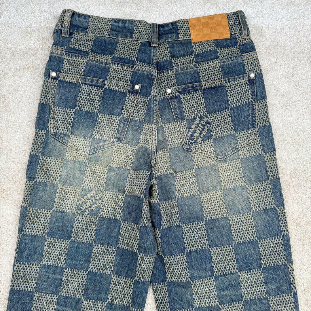 图片[6]-＃GD广顶 LOUIS VUITTON FW24 lv Logo提花格子拉链直筒休闲牛仔裤 蓝色 官网价：14600￥（1868B）面料采用【7s*7s斜纹全棉牛仔布】【配套40s斜纹洗水棉里布】采用【高速剑杆机织造胚布】【格子大循环花位】品布【平幅洗水退浆】布边打【超位上整纬仪定型】控制好纬斜出成品布 采用【手工排唛架】前后幅裤筒采用【定位字母分中取片】前后幅【水平格子对花】小口袋取【还原花】腰头取完整格子 洗水采用【石磨漂洗工艺】局部喷【马骝+手工扎花做网裂痕】后期套色做【怀旧效果】工字扣铆钉全部采用【天然海水珍珠母贝】整颗【手工打磨出椭圆形状尺寸】表面【刀模车床雕刻字母】【手工滴胶】镶嵌于古金色底托内 后幅【平车贴模牛皮二层皮压花章仔】尺码：30 31 32 33-选品中心