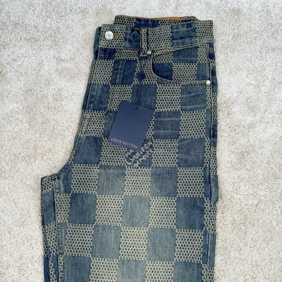 图片[10]-＃GD广顶 LOUIS VUITTON FW24 lv Logo提花格子拉链直筒休闲牛仔裤 蓝色 官网价：14600￥（1868B）面料采用【7s*7s斜纹全棉牛仔布】【配套40s斜纹洗水棉里布】采用【高速剑杆机织造胚布】【格子大循环花位】品布【平幅洗水退浆】布边打【超位上整纬仪定型】控制好纬斜出成品布 采用【手工排唛架】前后幅裤筒采用【定位字母分中取片】前后幅【水平格子对花】小口袋取【还原花】腰头取完整格子 洗水采用【石磨漂洗工艺】局部喷【马骝+手工扎花做网裂痕】后期套色做【怀旧效果】工字扣铆钉全部采用【天然海水珍珠母贝】整颗【手工打磨出椭圆形状尺寸】表面【刀模车床雕刻字母】【手工滴胶】镶嵌于古金色底托内 后幅【平车贴模牛皮二层皮压花章仔】尺码：30 31 32 33-选品中心