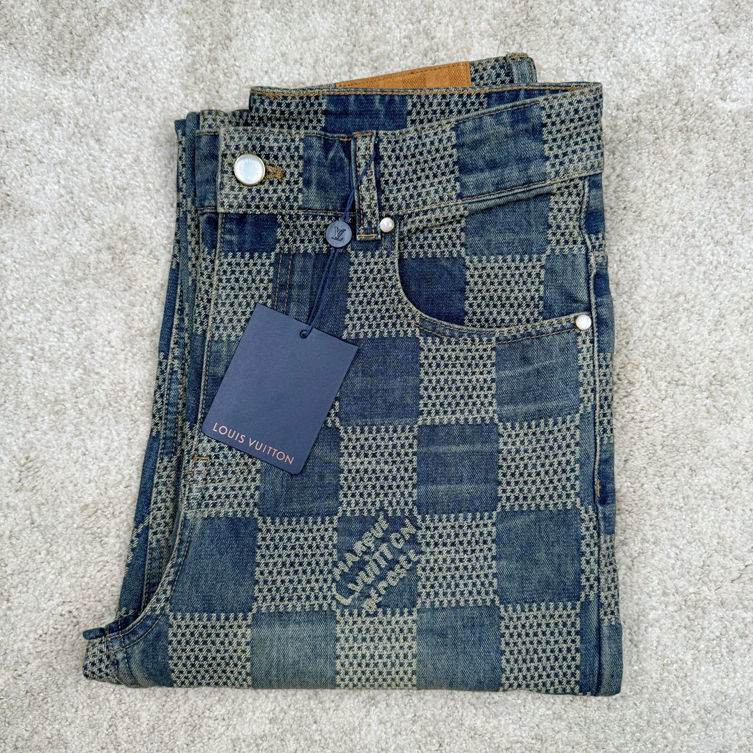 图片[4]-＃GD广顶 LOUIS VUITTON FW24 lv Logo提花格子拉链直筒休闲牛仔裤 蓝色 官网价：14600￥（1868B）面料采用【7s*7s斜纹全棉牛仔布】【配套40s斜纹洗水棉里布】采用【高速剑杆机织造胚布】【格子大循环花位】品布【平幅洗水退浆】布边打【超位上整纬仪定型】控制好纬斜出成品布 采用【手工排唛架】前后幅裤筒采用【定位字母分中取片】前后幅【水平格子对花】小口袋取【还原花】腰头取完整格子 洗水采用【石磨漂洗工艺】局部喷【马骝+手工扎花做网裂痕】后期套色做【怀旧效果】工字扣铆钉全部采用【天然海水珍珠母贝】整颗【手工打磨出椭圆形状尺寸】表面【刀模车床雕刻字母】【手工滴胶】镶嵌于古金色底托内 后幅【平车贴模牛皮二层皮压花章仔】尺码：30 31 32 33-选品中心