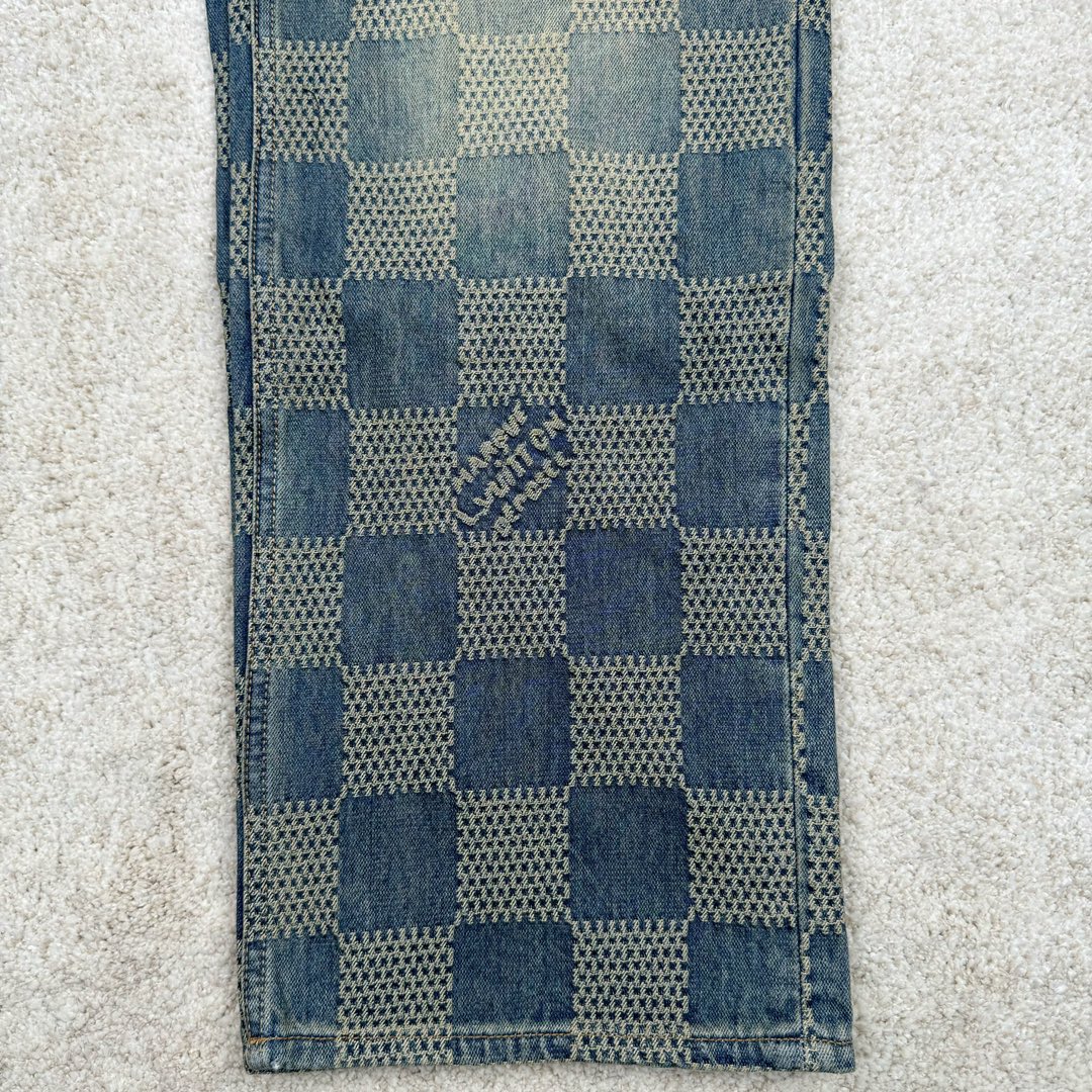 图片[9]-＃GD广顶 LOUIS VUITTON FW24 lv Logo提花格子拉链直筒休闲牛仔裤 蓝色 官网价：14600￥（1868B）面料采用【7s*7s斜纹全棉牛仔布】【配套40s斜纹洗水棉里布】采用【高速剑杆机织造胚布】【格子大循环花位】品布【平幅洗水退浆】布边打【超位上整纬仪定型】控制好纬斜出成品布 采用【手工排唛架】前后幅裤筒采用【定位字母分中取片】前后幅【水平格子对花】小口袋取【还原花】腰头取完整格子 洗水采用【石磨漂洗工艺】局部喷【马骝+手工扎花做网裂痕】后期套色做【怀旧效果】工字扣铆钉全部采用【天然海水珍珠母贝】整颗【手工打磨出椭圆形状尺寸】表面【刀模车床雕刻字母】【手工滴胶】镶嵌于古金色底托内 后幅【平车贴模牛皮二层皮压花章仔】尺码：30 31 32 33-选品中心