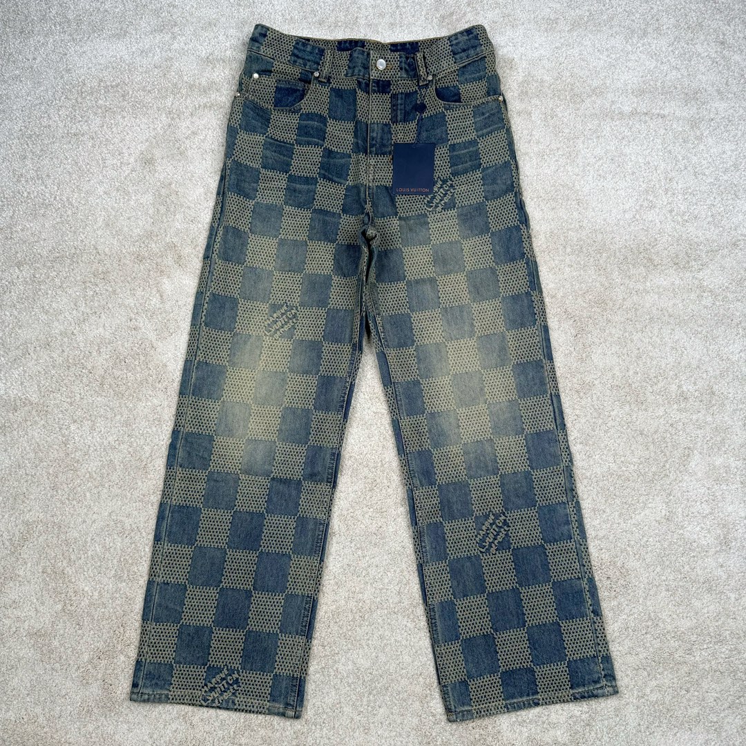 ＃GD广顶 LOUIS VUITTON FW24 lv Logo提花格子拉链直筒休闲牛仔裤 蓝色 官网价：14600￥（1868B）面料采用【7s*7s斜纹全棉牛仔布】【配套40s斜纹洗水棉里布】采用【高速剑杆机织造胚布】【格子大循环花位】品布【平幅洗水退浆】布边打【超位上整纬仪定型】控制好纬斜出成品布 采用【手工排唛架】前后幅裤筒采用【定位字母分中取片】前后幅【水平格子对花】小口袋取【还原花】腰头取完整格子 洗水采用【石磨漂洗工艺】局部喷【马骝+手工扎花做网裂痕】后期套色做【怀旧效果】工字扣铆钉全部采用【天然海水珍珠母贝】整颗【手工打磨出椭圆形状尺寸】表面【刀模车床雕刻字母】【手工滴胶】镶嵌于古金色底托内 后幅【平车贴模牛皮二层皮压花章仔】尺码：30 31 32 33-选品中心