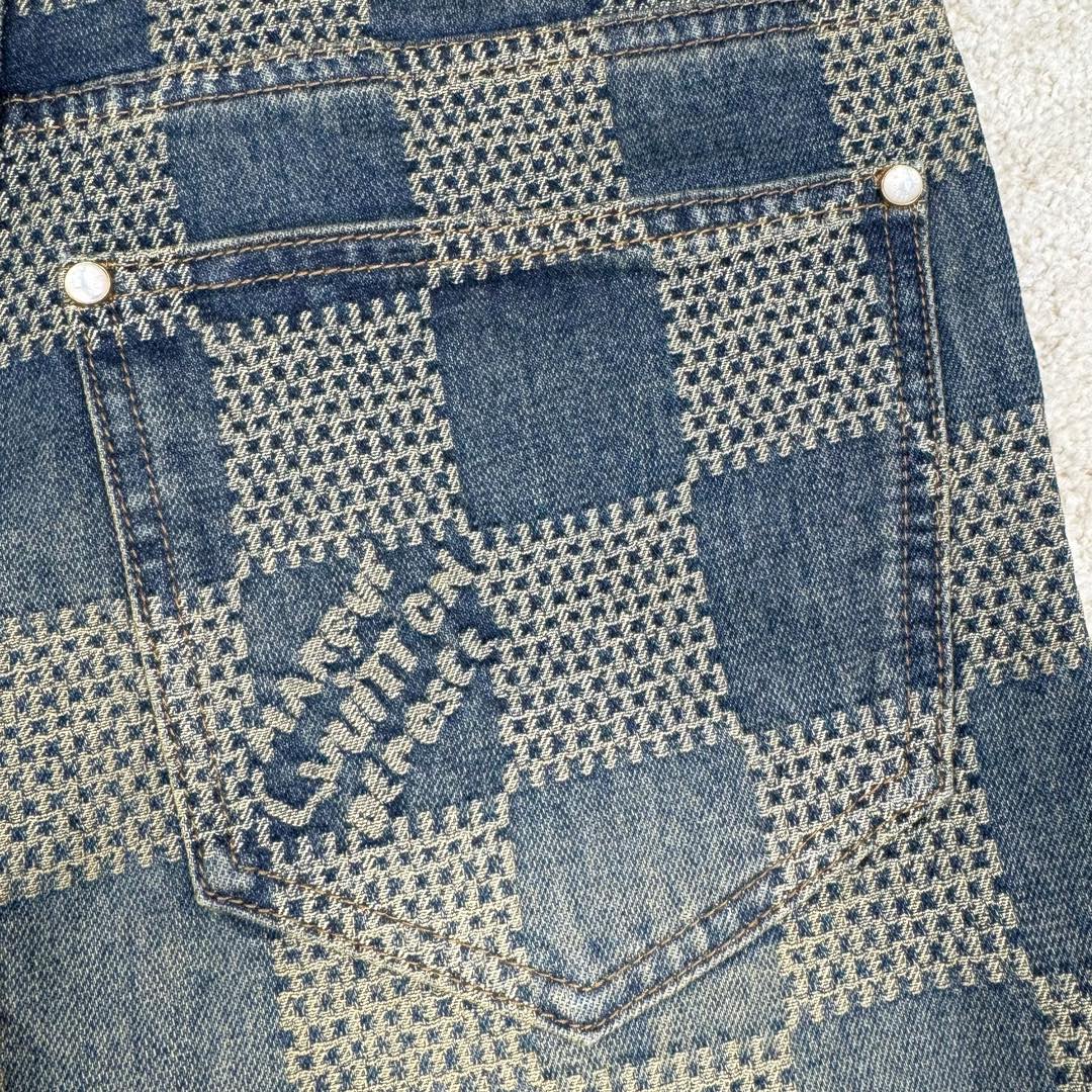 图片[18]-＃GD广顶 LOUIS VUITTON FW24 lv Logo提花格子拉链直筒休闲牛仔裤 蓝色 官网价：14600￥（1868B）面料采用【7s*7s斜纹全棉牛仔布】【配套40s斜纹洗水棉里布】采用【高速剑杆机织造胚布】【格子大循环花位】品布【平幅洗水退浆】布边打【超位上整纬仪定型】控制好纬斜出成品布 采用【手工排唛架】前后幅裤筒采用【定位字母分中取片】前后幅【水平格子对花】小口袋取【还原花】腰头取完整格子 洗水采用【石磨漂洗工艺】局部喷【马骝+手工扎花做网裂痕】后期套色做【怀旧效果】工字扣铆钉全部采用【天然海水珍珠母贝】整颗【手工打磨出椭圆形状尺寸】表面【刀模车床雕刻字母】【手工滴胶】镶嵌于古金色底托内 后幅【平车贴模牛皮二层皮压花章仔】尺码：30 31 32 33-选品中心