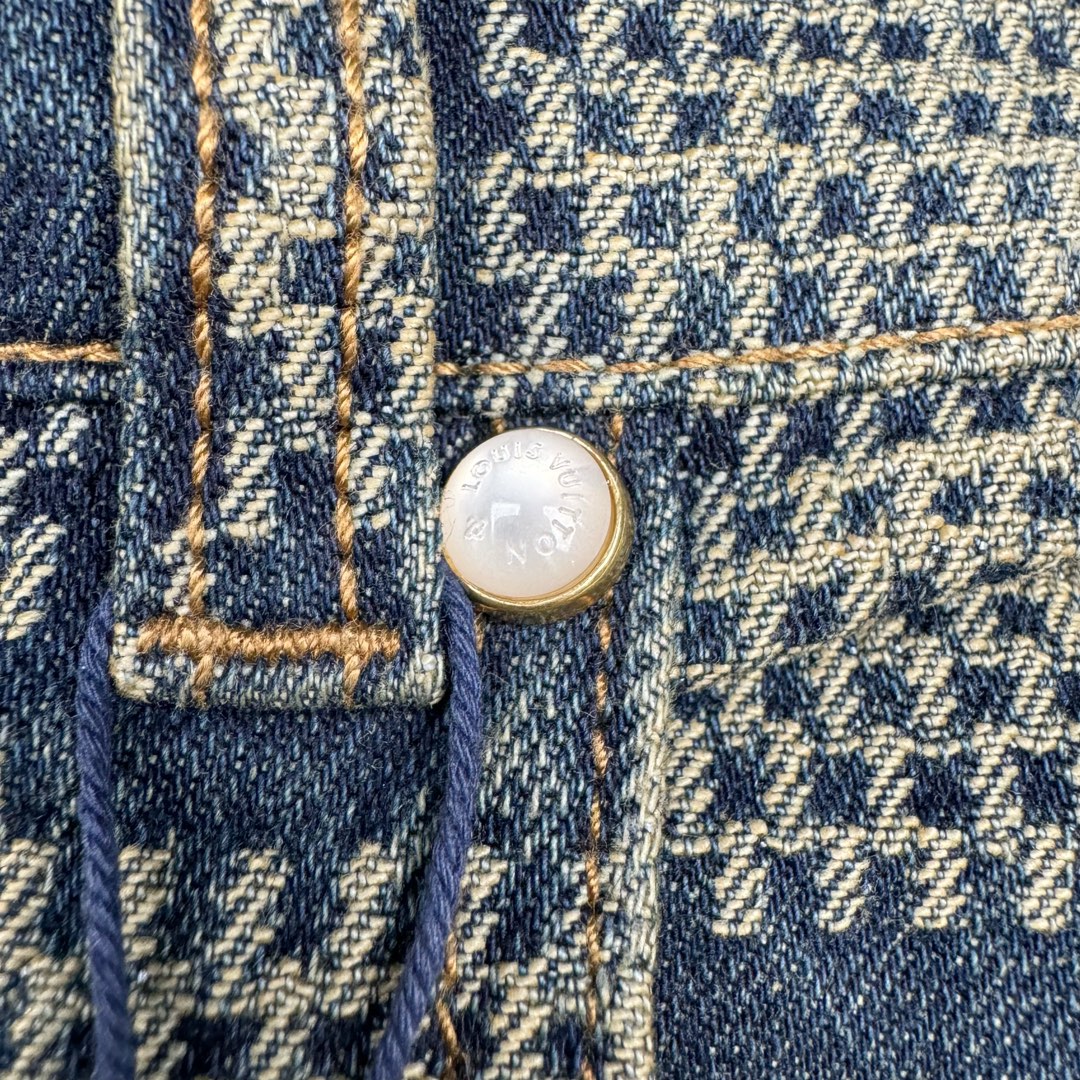 图片[12]-＃GD广顶 LOUIS VUITTON FW24 lv Logo提花格子拉链直筒休闲牛仔裤 蓝色 官网价：14600￥（1868B）面料采用【7s*7s斜纹全棉牛仔布】【配套40s斜纹洗水棉里布】采用【高速剑杆机织造胚布】【格子大循环花位】品布【平幅洗水退浆】布边打【超位上整纬仪定型】控制好纬斜出成品布 采用【手工排唛架】前后幅裤筒采用【定位字母分中取片】前后幅【水平格子对花】小口袋取【还原花】腰头取完整格子 洗水采用【石磨漂洗工艺】局部喷【马骝+手工扎花做网裂痕】后期套色做【怀旧效果】工字扣铆钉全部采用【天然海水珍珠母贝】整颗【手工打磨出椭圆形状尺寸】表面【刀模车床雕刻字母】【手工滴胶】镶嵌于古金色底托内 后幅【平车贴模牛皮二层皮压花章仔】尺码：30 31 32 33-选品中心