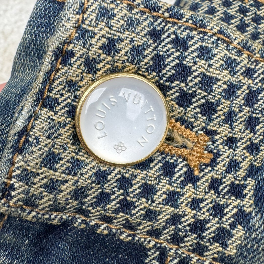 图片[15]-＃GD广顶 LOUIS VUITTON FW24 lv Logo提花格子拉链直筒休闲牛仔裤 蓝色 官网价：14600￥（1868B）面料采用【7s*7s斜纹全棉牛仔布】【配套40s斜纹洗水棉里布】采用【高速剑杆机织造胚布】【格子大循环花位】品布【平幅洗水退浆】布边打【超位上整纬仪定型】控制好纬斜出成品布 采用【手工排唛架】前后幅裤筒采用【定位字母分中取片】前后幅【水平格子对花】小口袋取【还原花】腰头取完整格子 洗水采用【石磨漂洗工艺】局部喷【马骝+手工扎花做网裂痕】后期套色做【怀旧效果】工字扣铆钉全部采用【天然海水珍珠母贝】整颗【手工打磨出椭圆形状尺寸】表面【刀模车床雕刻字母】【手工滴胶】镶嵌于古金色底托内 后幅【平车贴模牛皮二层皮压花章仔】尺码：30 31 32 33-选品中心