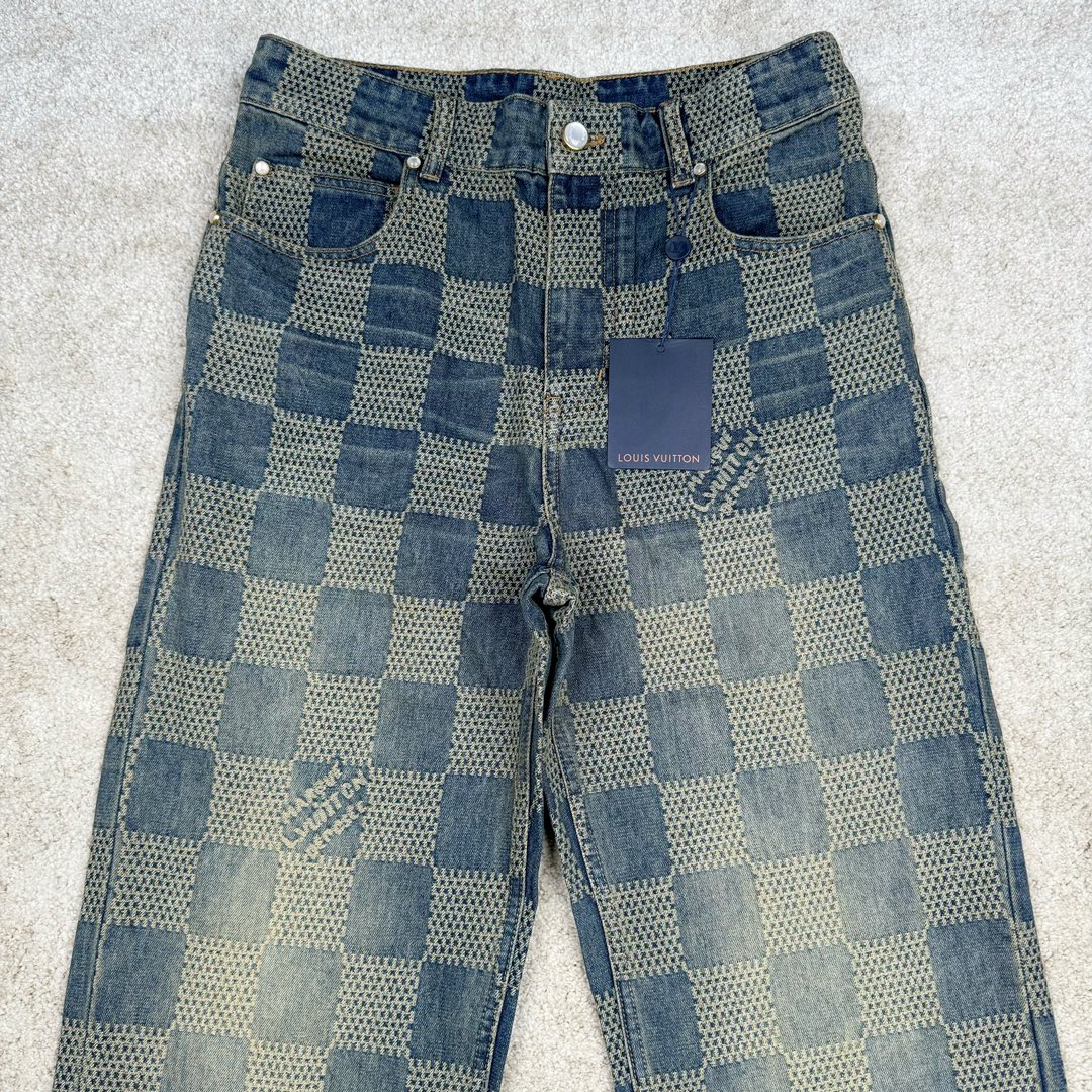 图片[5]-＃GD广顶 LOUIS VUITTON FW24 lv Logo提花格子拉链直筒休闲牛仔裤 蓝色 官网价：14600￥（1868B）面料采用【7s*7s斜纹全棉牛仔布】【配套40s斜纹洗水棉里布】采用【高速剑杆机织造胚布】【格子大循环花位】品布【平幅洗水退浆】布边打【超位上整纬仪定型】控制好纬斜出成品布 采用【手工排唛架】前后幅裤筒采用【定位字母分中取片】前后幅【水平格子对花】小口袋取【还原花】腰头取完整格子 洗水采用【石磨漂洗工艺】局部喷【马骝+手工扎花做网裂痕】后期套色做【怀旧效果】工字扣铆钉全部采用【天然海水珍珠母贝】整颗【手工打磨出椭圆形状尺寸】表面【刀模车床雕刻字母】【手工滴胶】镶嵌于古金色底托内 后幅【平车贴模牛皮二层皮压花章仔】尺码：30 31 32 33-选品中心