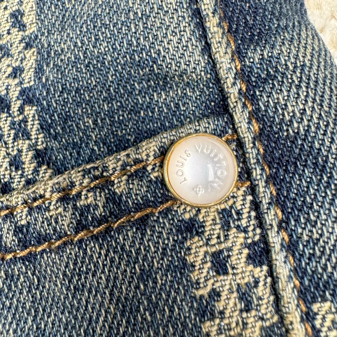 图片[13]-＃GD广顶 LOUIS VUITTON FW24 lv Logo提花格子拉链直筒休闲牛仔裤 蓝色 官网价：14600￥（1868B）面料采用【7s*7s斜纹全棉牛仔布】【配套40s斜纹洗水棉里布】采用【高速剑杆机织造胚布】【格子大循环花位】品布【平幅洗水退浆】布边打【超位上整纬仪定型】控制好纬斜出成品布 采用【手工排唛架】前后幅裤筒采用【定位字母分中取片】前后幅【水平格子对花】小口袋取【还原花】腰头取完整格子 洗水采用【石磨漂洗工艺】局部喷【马骝+手工扎花做网裂痕】后期套色做【怀旧效果】工字扣铆钉全部采用【天然海水珍珠母贝】整颗【手工打磨出椭圆形状尺寸】表面【刀模车床雕刻字母】【手工滴胶】镶嵌于古金色底托内 后幅【平车贴模牛皮二层皮压花章仔】尺码：30 31 32 33-选品中心