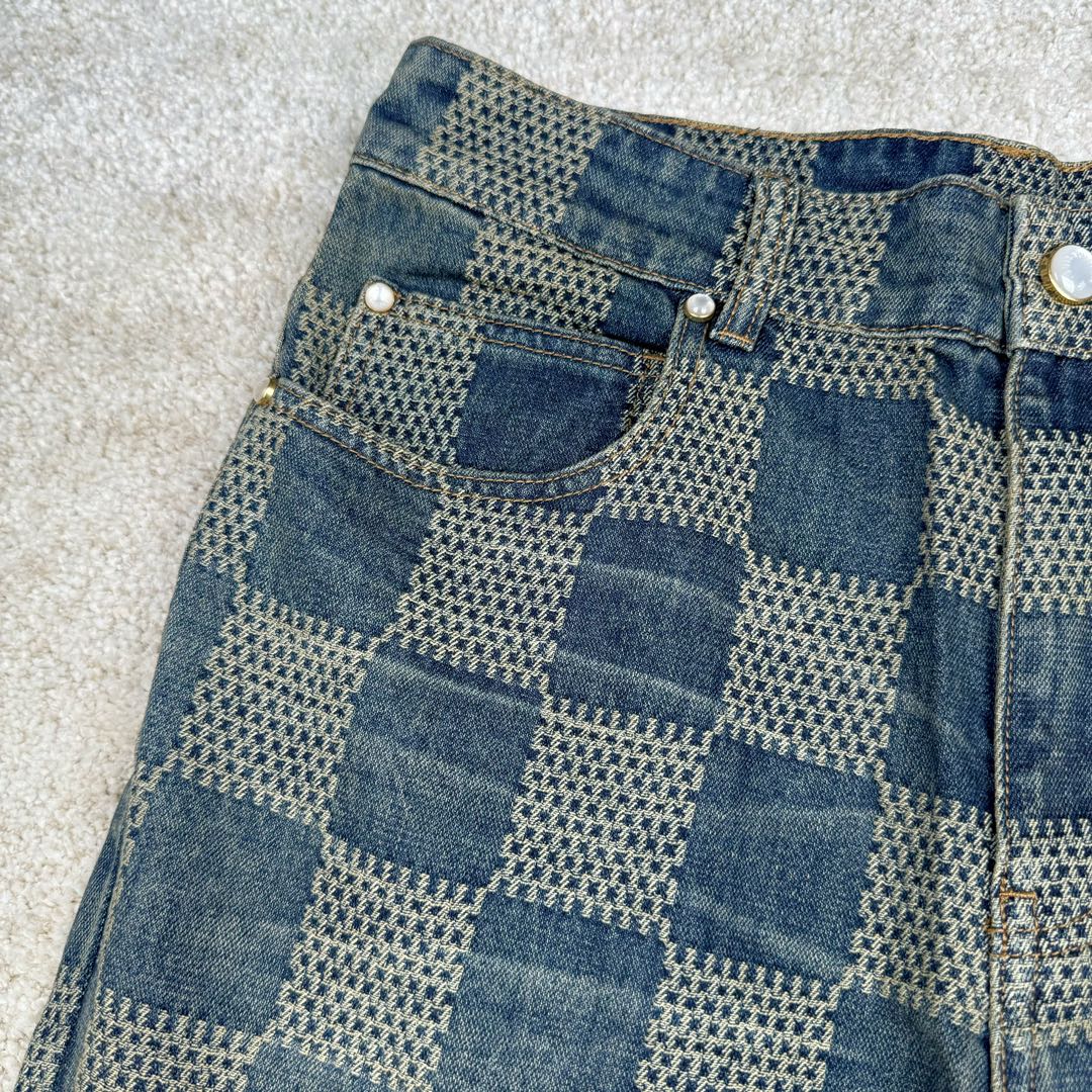 图片[8]-＃GD广顶 LOUIS VUITTON FW24 lv Logo提花格子拉链直筒休闲牛仔裤 蓝色 官网价：14600￥（1868B）面料采用【7s*7s斜纹全棉牛仔布】【配套40s斜纹洗水棉里布】采用【高速剑杆机织造胚布】【格子大循环花位】品布【平幅洗水退浆】布边打【超位上整纬仪定型】控制好纬斜出成品布 采用【手工排唛架】前后幅裤筒采用【定位字母分中取片】前后幅【水平格子对花】小口袋取【还原花】腰头取完整格子 洗水采用【石磨漂洗工艺】局部喷【马骝+手工扎花做网裂痕】后期套色做【怀旧效果】工字扣铆钉全部采用【天然海水珍珠母贝】整颗【手工打磨出椭圆形状尺寸】表面【刀模车床雕刻字母】【手工滴胶】镶嵌于古金色底托内 后幅【平车贴模牛皮二层皮压花章仔】尺码：30 31 32 33-选品中心