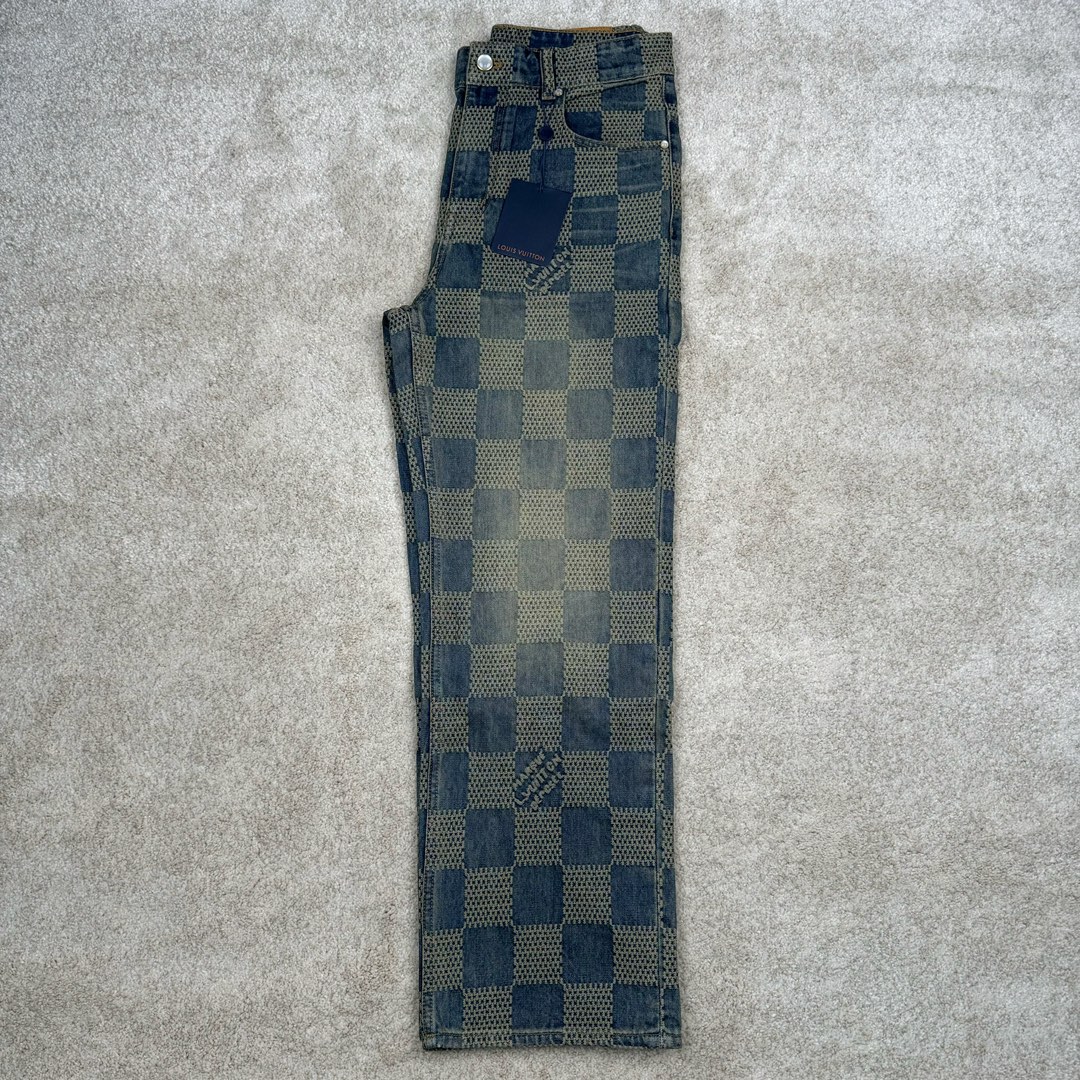 图片[3]-＃GD广顶 LOUIS VUITTON FW24 lv Logo提花格子拉链直筒休闲牛仔裤 蓝色 官网价：14600￥（1868B）面料采用【7s*7s斜纹全棉牛仔布】【配套40s斜纹洗水棉里布】采用【高速剑杆机织造胚布】【格子大循环花位】品布【平幅洗水退浆】布边打【超位上整纬仪定型】控制好纬斜出成品布 采用【手工排唛架】前后幅裤筒采用【定位字母分中取片】前后幅【水平格子对花】小口袋取【还原花】腰头取完整格子 洗水采用【石磨漂洗工艺】局部喷【马骝+手工扎花做网裂痕】后期套色做【怀旧效果】工字扣铆钉全部采用【天然海水珍珠母贝】整颗【手工打磨出椭圆形状尺寸】表面【刀模车床雕刻字母】【手工滴胶】镶嵌于古金色底托内 后幅【平车贴模牛皮二层皮压花章仔】尺码：30 31 32 33-选品中心