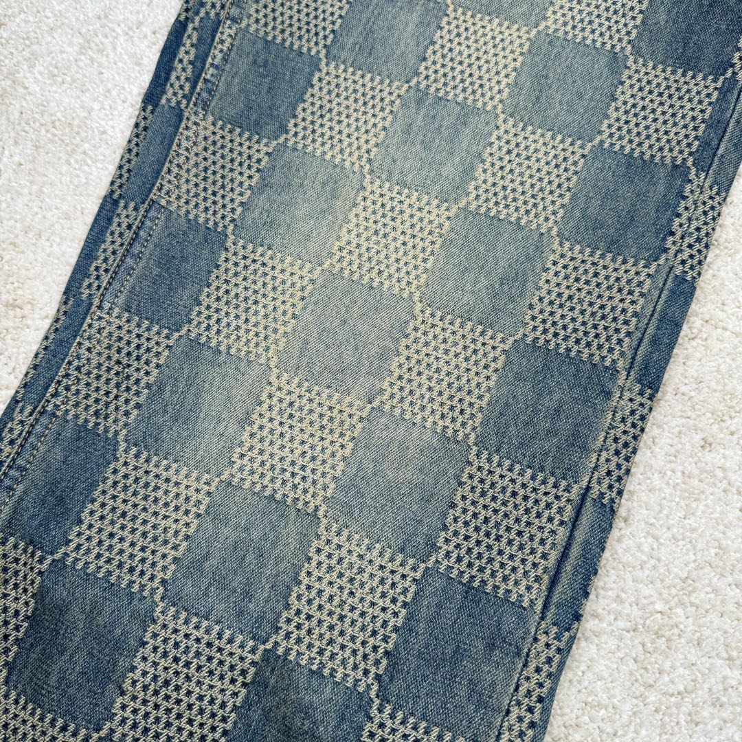 图片[11]-＃GD广顶 LOUIS VUITTON FW24 lv Logo提花格子拉链直筒休闲牛仔裤 蓝色 官网价：14600￥（1868B）面料采用【7s*7s斜纹全棉牛仔布】【配套40s斜纹洗水棉里布】采用【高速剑杆机织造胚布】【格子大循环花位】品布【平幅洗水退浆】布边打【超位上整纬仪定型】控制好纬斜出成品布 采用【手工排唛架】前后幅裤筒采用【定位字母分中取片】前后幅【水平格子对花】小口袋取【还原花】腰头取完整格子 洗水采用【石磨漂洗工艺】局部喷【马骝+手工扎花做网裂痕】后期套色做【怀旧效果】工字扣铆钉全部采用【天然海水珍珠母贝】整颗【手工打磨出椭圆形状尺寸】表面【刀模车床雕刻字母】【手工滴胶】镶嵌于古金色底托内 后幅【平车贴模牛皮二层皮压花章仔】尺码：30 31 32 33-选品中心