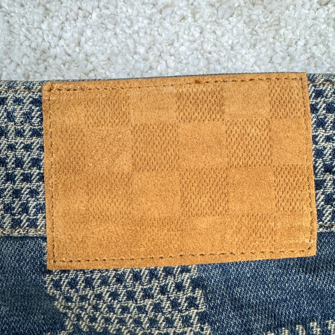 图片[19]-＃GD广顶 LOUIS VUITTON FW24 lv Logo提花格子拉链直筒休闲牛仔裤 蓝色 官网价：14600￥（1868B）面料采用【7s*7s斜纹全棉牛仔布】【配套40s斜纹洗水棉里布】采用【高速剑杆机织造胚布】【格子大循环花位】品布【平幅洗水退浆】布边打【超位上整纬仪定型】控制好纬斜出成品布 采用【手工排唛架】前后幅裤筒采用【定位字母分中取片】前后幅【水平格子对花】小口袋取【还原花】腰头取完整格子 洗水采用【石磨漂洗工艺】局部喷【马骝+手工扎花做网裂痕】后期套色做【怀旧效果】工字扣铆钉全部采用【天然海水珍珠母贝】整颗【手工打磨出椭圆形状尺寸】表面【刀模车床雕刻字母】【手工滴胶】镶嵌于古金色底托内 后幅【平车贴模牛皮二层皮压花章仔】尺码：30 31 32 33-选品中心