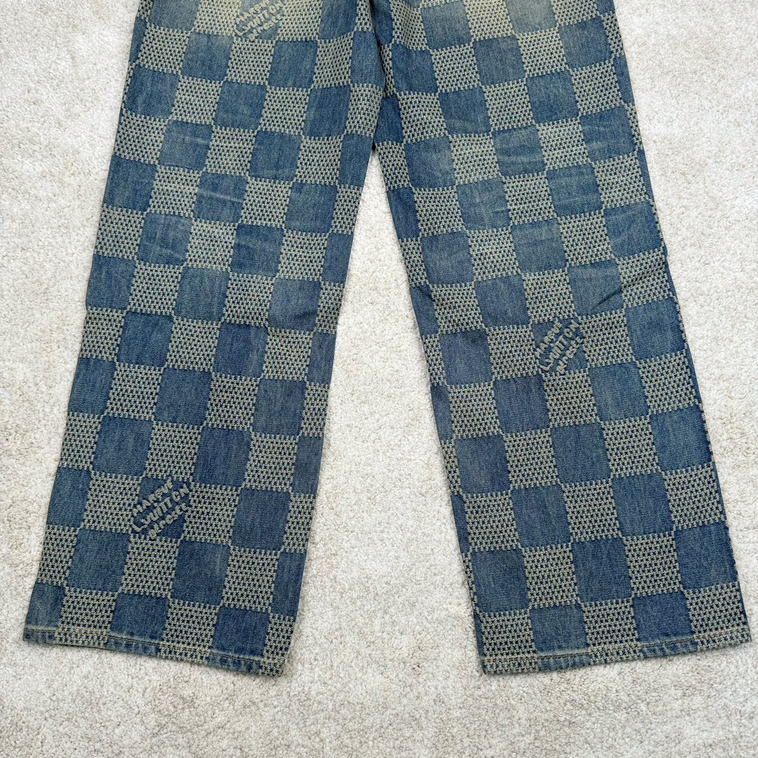 图片[7]-＃GD广顶 LOUIS VUITTON FW24 lv Logo提花格子拉链直筒休闲牛仔裤 蓝色 官网价：14600￥（1868B）面料采用【7s*7s斜纹全棉牛仔布】【配套40s斜纹洗水棉里布】采用【高速剑杆机织造胚布】【格子大循环花位】品布【平幅洗水退浆】布边打【超位上整纬仪定型】控制好纬斜出成品布 采用【手工排唛架】前后幅裤筒采用【定位字母分中取片】前后幅【水平格子对花】小口袋取【还原花】腰头取完整格子 洗水采用【石磨漂洗工艺】局部喷【马骝+手工扎花做网裂痕】后期套色做【怀旧效果】工字扣铆钉全部采用【天然海水珍珠母贝】整颗【手工打磨出椭圆形状尺寸】表面【刀模车床雕刻字母】【手工滴胶】镶嵌于古金色底托内 后幅【平车贴模牛皮二层皮压花章仔】尺码：30 31 32 33-选品中心