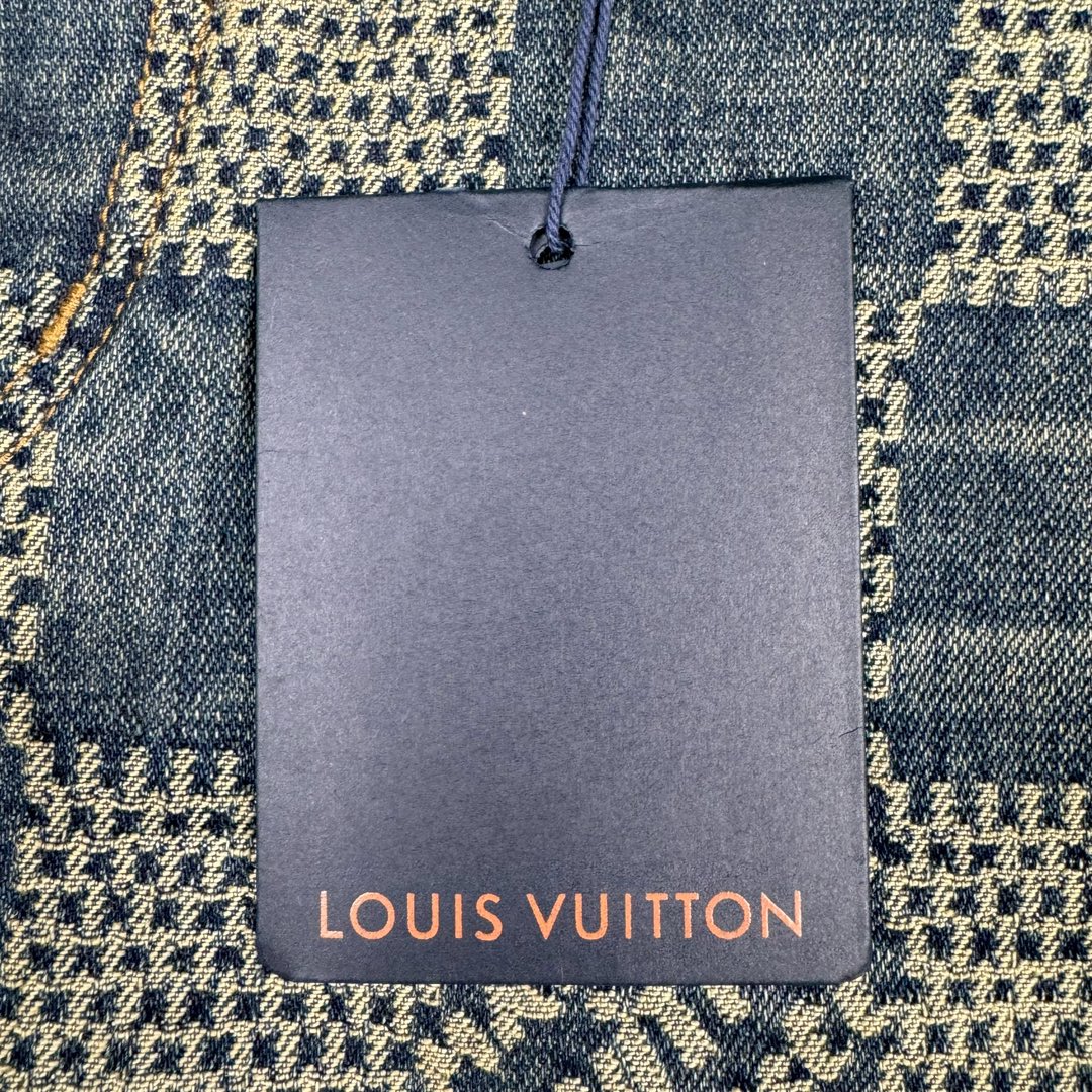 图片[14]-＃GD广顶 LOUIS VUITTON FW24 lv Logo提花格子拉链直筒休闲牛仔裤 蓝色 官网价：14600￥（1868B）面料采用【7s*7s斜纹全棉牛仔布】【配套40s斜纹洗水棉里布】采用【高速剑杆机织造胚布】【格子大循环花位】品布【平幅洗水退浆】布边打【超位上整纬仪定型】控制好纬斜出成品布 采用【手工排唛架】前后幅裤筒采用【定位字母分中取片】前后幅【水平格子对花】小口袋取【还原花】腰头取完整格子 洗水采用【石磨漂洗工艺】局部喷【马骝+手工扎花做网裂痕】后期套色做【怀旧效果】工字扣铆钉全部采用【天然海水珍珠母贝】整颗【手工打磨出椭圆形状尺寸】表面【刀模车床雕刻字母】【手工滴胶】镶嵌于古金色底托内 后幅【平车贴模牛皮二层皮压花章仔】尺码：30 31 32 33-选品中心