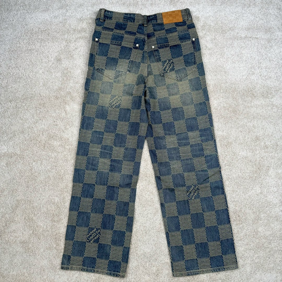 图片[2]-＃GD广顶 LOUIS VUITTON FW24 lv Logo提花格子拉链直筒休闲牛仔裤 蓝色 官网价：14600￥（1868B）面料采用【7s*7s斜纹全棉牛仔布】【配套40s斜纹洗水棉里布】采用【高速剑杆机织造胚布】【格子大循环花位】品布【平幅洗水退浆】布边打【超位上整纬仪定型】控制好纬斜出成品布 采用【手工排唛架】前后幅裤筒采用【定位字母分中取片】前后幅【水平格子对花】小口袋取【还原花】腰头取完整格子 洗水采用【石磨漂洗工艺】局部喷【马骝+手工扎花做网裂痕】后期套色做【怀旧效果】工字扣铆钉全部采用【天然海水珍珠母贝】整颗【手工打磨出椭圆形状尺寸】表面【刀模车床雕刻字母】【手工滴胶】镶嵌于古金色底托内 后幅【平车贴模牛皮二层皮压花章仔】尺码：30 31 32 33-选品中心