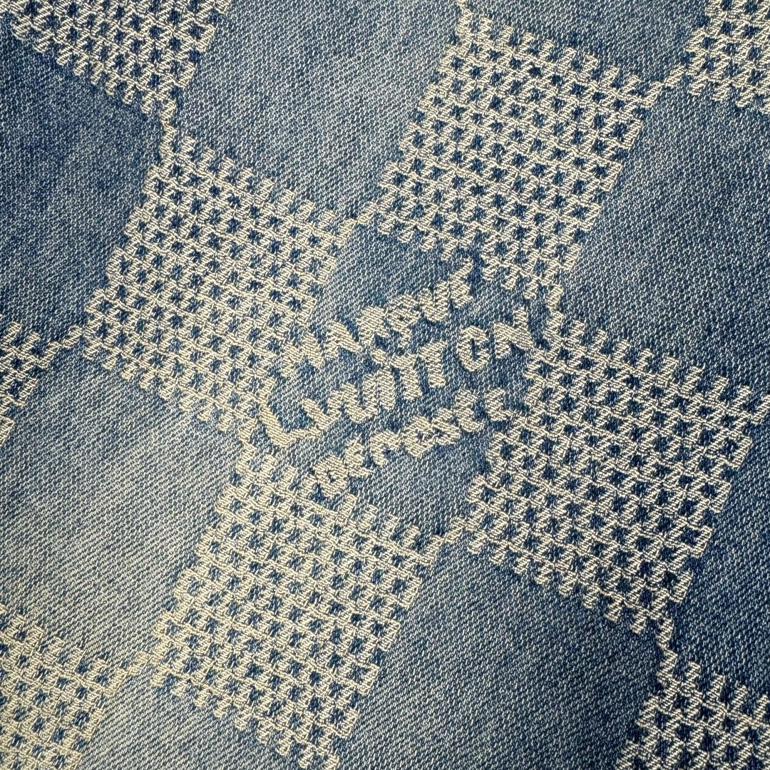 图片[16]-＃GD广顶 LOUIS VUITTON FW24 lv Logo提花格子拉链直筒休闲牛仔裤 蓝色 官网价：14600￥（1868B）面料采用【7s*7s斜纹全棉牛仔布】【配套40s斜纹洗水棉里布】采用【高速剑杆机织造胚布】【格子大循环花位】品布【平幅洗水退浆】布边打【超位上整纬仪定型】控制好纬斜出成品布 采用【手工排唛架】前后幅裤筒采用【定位字母分中取片】前后幅【水平格子对花】小口袋取【还原花】腰头取完整格子 洗水采用【石磨漂洗工艺】局部喷【马骝+手工扎花做网裂痕】后期套色做【怀旧效果】工字扣铆钉全部采用【天然海水珍珠母贝】整颗【手工打磨出椭圆形状尺寸】表面【刀模车床雕刻字母】【手工滴胶】镶嵌于古金色底托内 后幅【平车贴模牛皮二层皮压花章仔】尺码：30 31 32 33-选品中心