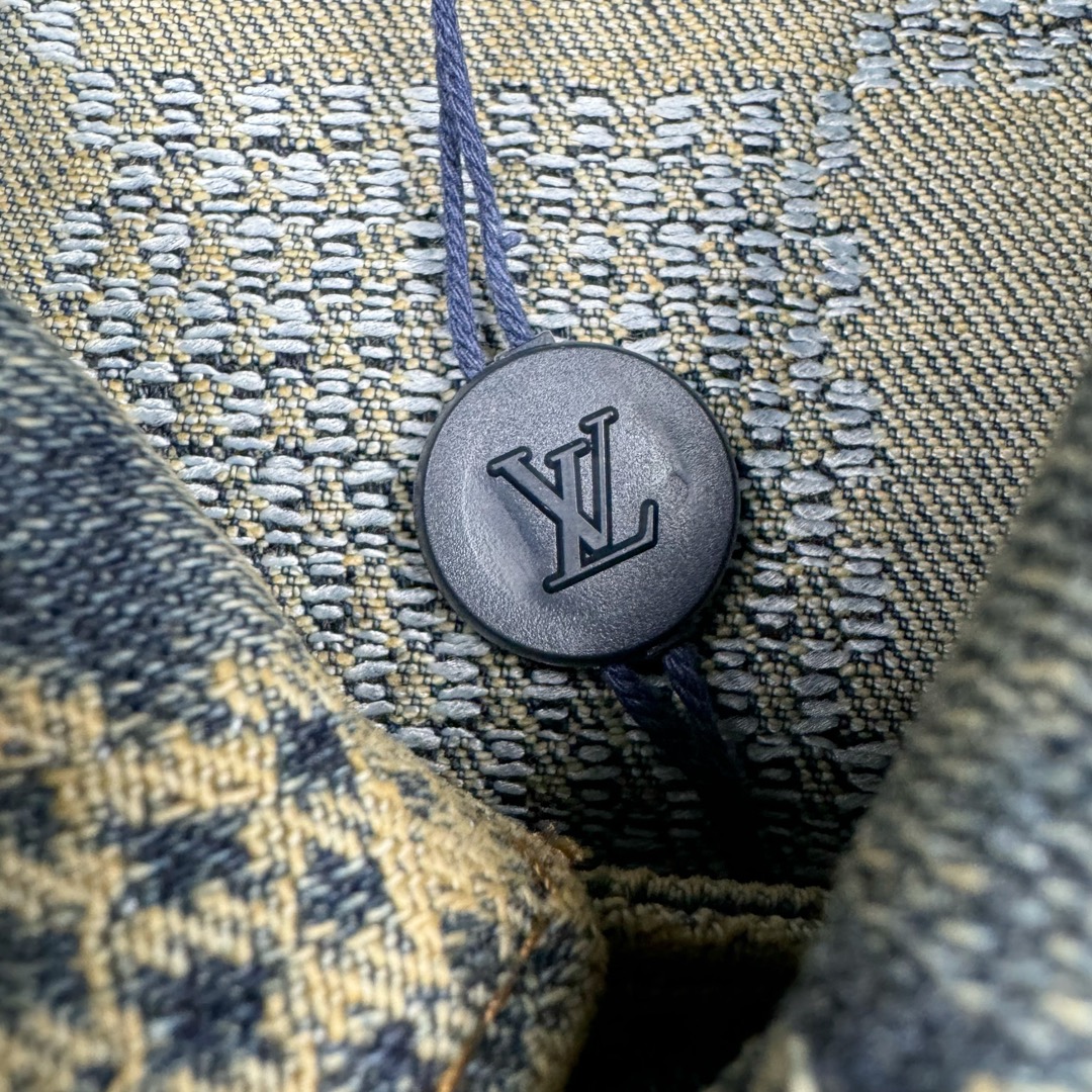 图片[13]-＃GD广顶 LOUIS VUITTON FW24 lv Logo提花口袋单排扣牛仔外套 蓝色 官网价：24400￥（1867C）面料采用【7s*7s斜纹全棉牛仔布】【配套40s斜纹洗水棉里布】采用【高速剑杆机织造胚布】【格子大循环花位】品布【平幅洗水退浆】布边打【超位上整纬仪定型】控制好纬斜出成品布 采用【手工排唛架】前幅8块裁片加袋盖取【还原花效果】裁片之间组合还原难度很大 每一片都裁毛样重新摆准位置精修实样裁片 左右袖子取【水平对花】洗水采用【石磨漂洗工艺】局部喷【马骝+手工扎花做网裂痕】后期套色做【怀旧效果】 后中配套【古金色黄铜材质链条】工字扣铆钉全部采用【天然海水珍珠母贝】整颗【手工打磨出椭圆形状尺寸】表面【刀模车床雕刻字母】【手工滴胶】镶嵌于古金色底托内 尺码：44 46 48 50-选品中心