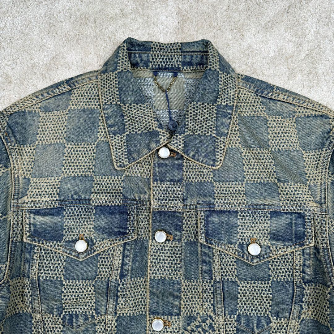 图片[5]-＃GD广顶 LOUIS VUITTON FW24 lv Logo提花口袋单排扣牛仔外套 蓝色 官网价：24400￥（1867C）面料采用【7s*7s斜纹全棉牛仔布】【配套40s斜纹洗水棉里布】采用【高速剑杆机织造胚布】【格子大循环花位】品布【平幅洗水退浆】布边打【超位上整纬仪定型】控制好纬斜出成品布 采用【手工排唛架】前幅8块裁片加袋盖取【还原花效果】裁片之间组合还原难度很大 每一片都裁毛样重新摆准位置精修实样裁片 左右袖子取【水平对花】洗水采用【石磨漂洗工艺】局部喷【马骝+手工扎花做网裂痕】后期套色做【怀旧效果】 后中配套【古金色黄铜材质链条】工字扣铆钉全部采用【天然海水珍珠母贝】整颗【手工打磨出椭圆形状尺寸】表面【刀模车床雕刻字母】【手工滴胶】镶嵌于古金色底托内 尺码：44 46 48 50-选品中心