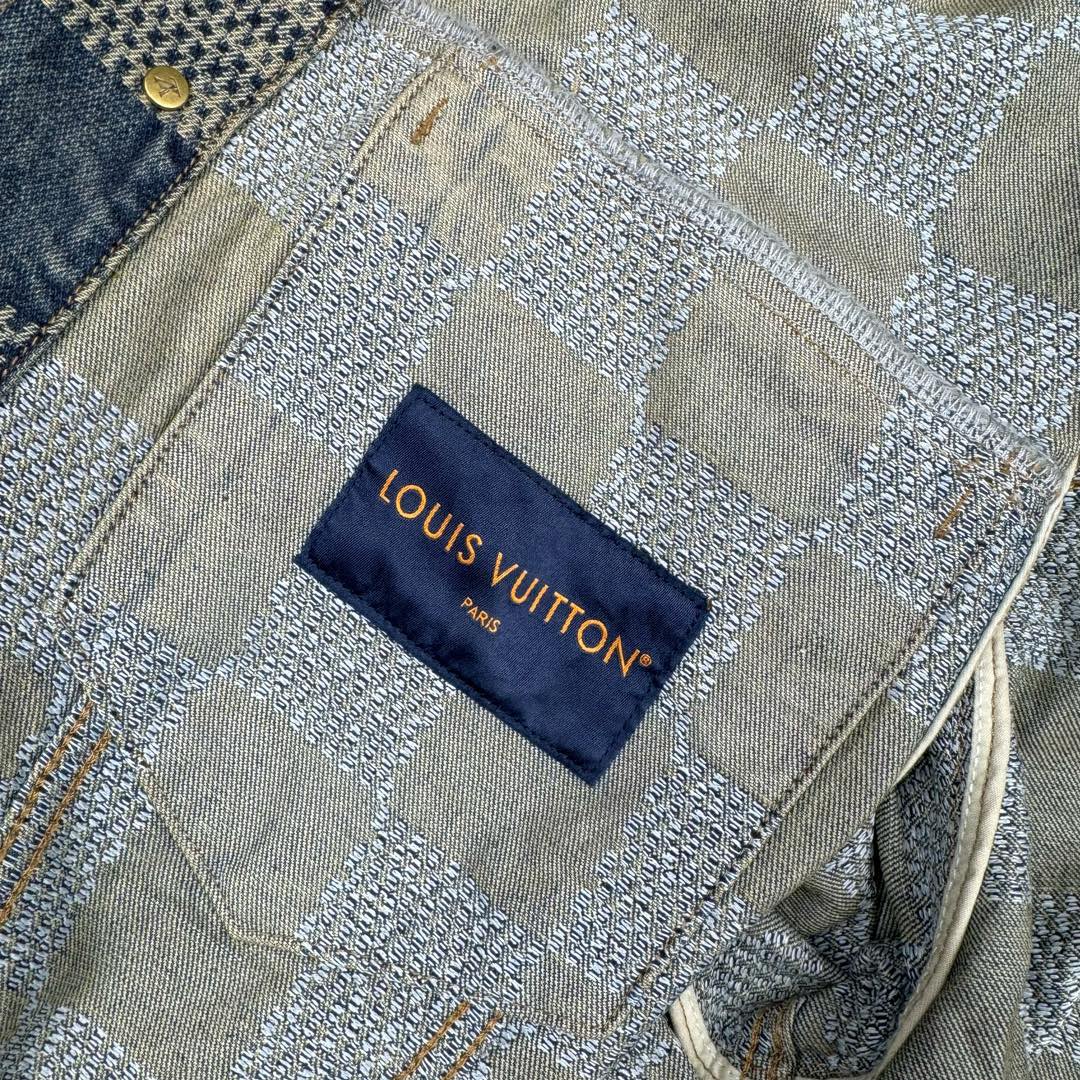 图片[20]-＃GD广顶 LOUIS VUITTON FW24 lv Logo提花口袋单排扣牛仔外套 蓝色 官网价：24400￥（1867C）面料采用【7s*7s斜纹全棉牛仔布】【配套40s斜纹洗水棉里布】采用【高速剑杆机织造胚布】【格子大循环花位】品布【平幅洗水退浆】布边打【超位上整纬仪定型】控制好纬斜出成品布 采用【手工排唛架】前幅8块裁片加袋盖取【还原花效果】裁片之间组合还原难度很大 每一片都裁毛样重新摆准位置精修实样裁片 左右袖子取【水平对花】洗水采用【石磨漂洗工艺】局部喷【马骝+手工扎花做网裂痕】后期套色做【怀旧效果】 后中配套【古金色黄铜材质链条】工字扣铆钉全部采用【天然海水珍珠母贝】整颗【手工打磨出椭圆形状尺寸】表面【刀模车床雕刻字母】【手工滴胶】镶嵌于古金色底托内 尺码：44 46 48 50-选品中心