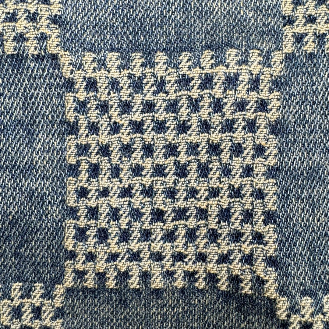 图片[15]-＃GD广顶 LOUIS VUITTON FW24 lv Logo提花口袋单排扣牛仔外套 蓝色 官网价：24400￥（1867C）面料采用【7s*7s斜纹全棉牛仔布】【配套40s斜纹洗水棉里布】采用【高速剑杆机织造胚布】【格子大循环花位】品布【平幅洗水退浆】布边打【超位上整纬仪定型】控制好纬斜出成品布 采用【手工排唛架】前幅8块裁片加袋盖取【还原花效果】裁片之间组合还原难度很大 每一片都裁毛样重新摆准位置精修实样裁片 左右袖子取【水平对花】洗水采用【石磨漂洗工艺】局部喷【马骝+手工扎花做网裂痕】后期套色做【怀旧效果】 后中配套【古金色黄铜材质链条】工字扣铆钉全部采用【天然海水珍珠母贝】整颗【手工打磨出椭圆形状尺寸】表面【刀模车床雕刻字母】【手工滴胶】镶嵌于古金色底托内 尺码：44 46 48 50-选品中心