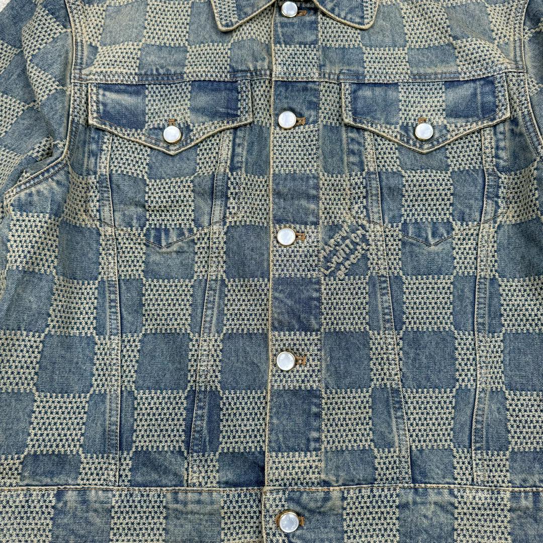 图片[8]-＃GD广顶 LOUIS VUITTON FW24 lv Logo提花口袋单排扣牛仔外套 蓝色 官网价：24400￥（1867C）面料采用【7s*7s斜纹全棉牛仔布】【配套40s斜纹洗水棉里布】采用【高速剑杆机织造胚布】【格子大循环花位】品布【平幅洗水退浆】布边打【超位上整纬仪定型】控制好纬斜出成品布 采用【手工排唛架】前幅8块裁片加袋盖取【还原花效果】裁片之间组合还原难度很大 每一片都裁毛样重新摆准位置精修实样裁片 左右袖子取【水平对花】洗水采用【石磨漂洗工艺】局部喷【马骝+手工扎花做网裂痕】后期套色做【怀旧效果】 后中配套【古金色黄铜材质链条】工字扣铆钉全部采用【天然海水珍珠母贝】整颗【手工打磨出椭圆形状尺寸】表面【刀模车床雕刻字母】【手工滴胶】镶嵌于古金色底托内 尺码：44 46 48 50-选品中心