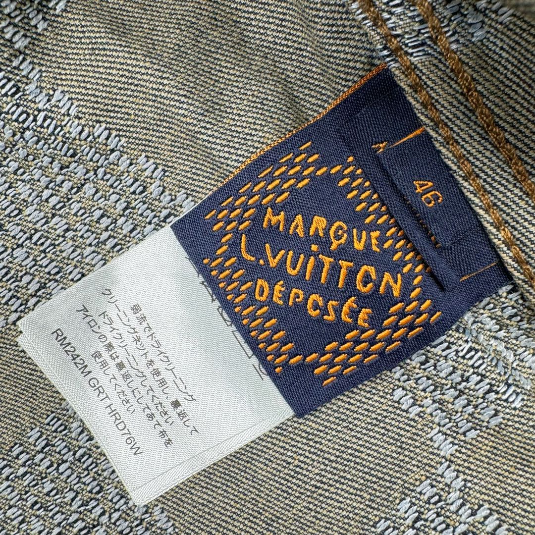 图片[19]-＃GD广顶 LOUIS VUITTON FW24 lv Logo提花口袋单排扣牛仔外套 蓝色 官网价：24400￥（1867C）面料采用【7s*7s斜纹全棉牛仔布】【配套40s斜纹洗水棉里布】采用【高速剑杆机织造胚布】【格子大循环花位】品布【平幅洗水退浆】布边打【超位上整纬仪定型】控制好纬斜出成品布 采用【手工排唛架】前幅8块裁片加袋盖取【还原花效果】裁片之间组合还原难度很大 每一片都裁毛样重新摆准位置精修实样裁片 左右袖子取【水平对花】洗水采用【石磨漂洗工艺】局部喷【马骝+手工扎花做网裂痕】后期套色做【怀旧效果】 后中配套【古金色黄铜材质链条】工字扣铆钉全部采用【天然海水珍珠母贝】整颗【手工打磨出椭圆形状尺寸】表面【刀模车床雕刻字母】【手工滴胶】镶嵌于古金色底托内 尺码：44 46 48 50-选品中心