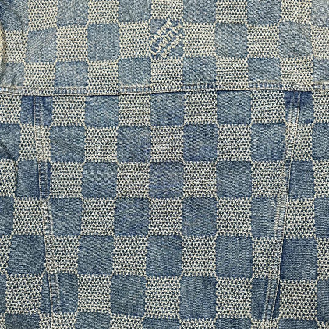 图片[14]-＃GD广顶 LOUIS VUITTON FW24 lv Logo提花口袋单排扣牛仔外套 蓝色 官网价：24400￥（1867C）面料采用【7s*7s斜纹全棉牛仔布】【配套40s斜纹洗水棉里布】采用【高速剑杆机织造胚布】【格子大循环花位】品布【平幅洗水退浆】布边打【超位上整纬仪定型】控制好纬斜出成品布 采用【手工排唛架】前幅8块裁片加袋盖取【还原花效果】裁片之间组合还原难度很大 每一片都裁毛样重新摆准位置精修实样裁片 左右袖子取【水平对花】洗水采用【石磨漂洗工艺】局部喷【马骝+手工扎花做网裂痕】后期套色做【怀旧效果】 后中配套【古金色黄铜材质链条】工字扣铆钉全部采用【天然海水珍珠母贝】整颗【手工打磨出椭圆形状尺寸】表面【刀模车床雕刻字母】【手工滴胶】镶嵌于古金色底托内 尺码：44 46 48 50-选品中心