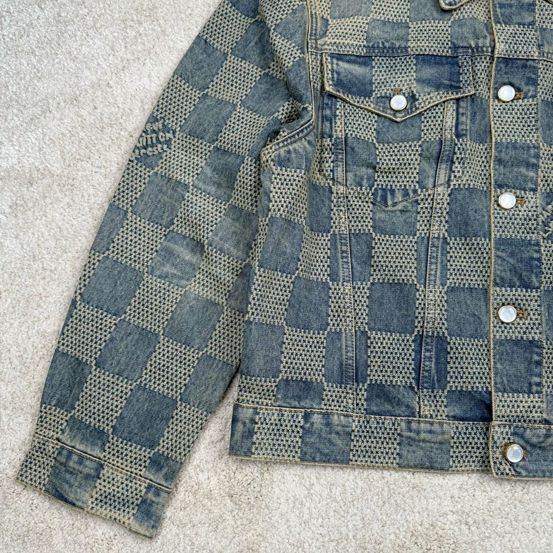 图片[6]-＃GD广顶 LOUIS VUITTON FW24 lv Logo提花口袋单排扣牛仔外套 蓝色 官网价：24400￥（1867C）面料采用【7s*7s斜纹全棉牛仔布】【配套40s斜纹洗水棉里布】采用【高速剑杆机织造胚布】【格子大循环花位】品布【平幅洗水退浆】布边打【超位上整纬仪定型】控制好纬斜出成品布 采用【手工排唛架】前幅8块裁片加袋盖取【还原花效果】裁片之间组合还原难度很大 每一片都裁毛样重新摆准位置精修实样裁片 左右袖子取【水平对花】洗水采用【石磨漂洗工艺】局部喷【马骝+手工扎花做网裂痕】后期套色做【怀旧效果】 后中配套【古金色黄铜材质链条】工字扣铆钉全部采用【天然海水珍珠母贝】整颗【手工打磨出椭圆形状尺寸】表面【刀模车床雕刻字母】【手工滴胶】镶嵌于古金色底托内 尺码：44 46 48 50-选品中心