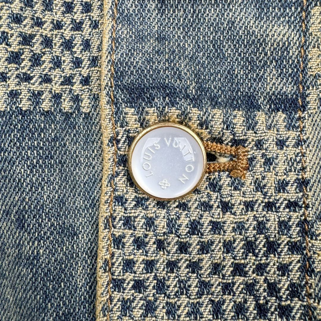 图片[10]-＃GD广顶 LOUIS VUITTON FW24 lv Logo提花口袋单排扣牛仔外套 蓝色 官网价：24400￥（1867C）面料采用【7s*7s斜纹全棉牛仔布】【配套40s斜纹洗水棉里布】采用【高速剑杆机织造胚布】【格子大循环花位】品布【平幅洗水退浆】布边打【超位上整纬仪定型】控制好纬斜出成品布 采用【手工排唛架】前幅8块裁片加袋盖取【还原花效果】裁片之间组合还原难度很大 每一片都裁毛样重新摆准位置精修实样裁片 左右袖子取【水平对花】洗水采用【石磨漂洗工艺】局部喷【马骝+手工扎花做网裂痕】后期套色做【怀旧效果】 后中配套【古金色黄铜材质链条】工字扣铆钉全部采用【天然海水珍珠母贝】整颗【手工打磨出椭圆形状尺寸】表面【刀模车床雕刻字母】【手工滴胶】镶嵌于古金色底托内 尺码：44 46 48 50-选品中心