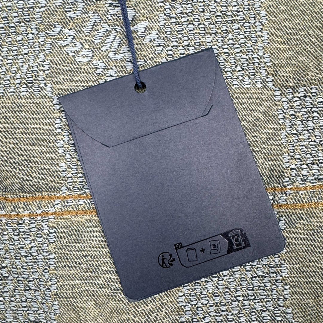 图片[17]-＃GD广顶 LOUIS VUITTON FW24 lv Logo提花口袋单排扣牛仔外套 蓝色 官网价：24400￥（1867C）面料采用【7s*7s斜纹全棉牛仔布】【配套40s斜纹洗水棉里布】采用【高速剑杆机织造胚布】【格子大循环花位】品布【平幅洗水退浆】布边打【超位上整纬仪定型】控制好纬斜出成品布 采用【手工排唛架】前幅8块裁片加袋盖取【还原花效果】裁片之间组合还原难度很大 每一片都裁毛样重新摆准位置精修实样裁片 左右袖子取【水平对花】洗水采用【石磨漂洗工艺】局部喷【马骝+手工扎花做网裂痕】后期套色做【怀旧效果】 后中配套【古金色黄铜材质链条】工字扣铆钉全部采用【天然海水珍珠母贝】整颗【手工打磨出椭圆形状尺寸】表面【刀模车床雕刻字母】【手工滴胶】镶嵌于古金色底托内 尺码：44 46 48 50-选品中心