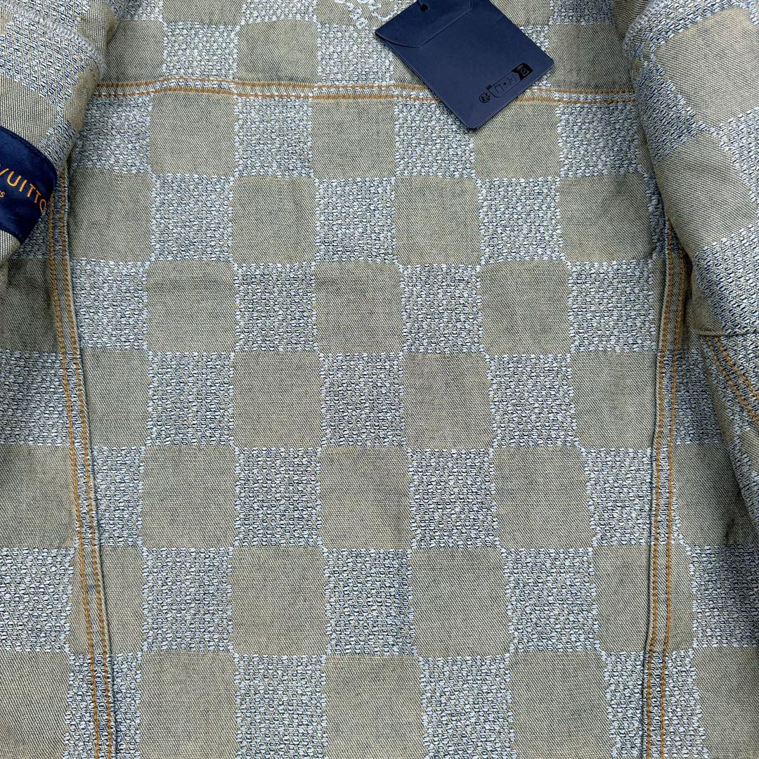 图片[16]-＃GD广顶 LOUIS VUITTON FW24 lv Logo提花口袋单排扣牛仔外套 蓝色 官网价：24400￥（1867C）面料采用【7s*7s斜纹全棉牛仔布】【配套40s斜纹洗水棉里布】采用【高速剑杆机织造胚布】【格子大循环花位】品布【平幅洗水退浆】布边打【超位上整纬仪定型】控制好纬斜出成品布 采用【手工排唛架】前幅8块裁片加袋盖取【还原花效果】裁片之间组合还原难度很大 每一片都裁毛样重新摆准位置精修实样裁片 左右袖子取【水平对花】洗水采用【石磨漂洗工艺】局部喷【马骝+手工扎花做网裂痕】后期套色做【怀旧效果】 后中配套【古金色黄铜材质链条】工字扣铆钉全部采用【天然海水珍珠母贝】整颗【手工打磨出椭圆形状尺寸】表面【刀模车床雕刻字母】【手工滴胶】镶嵌于古金色底托内 尺码：44 46 48 50-选品中心