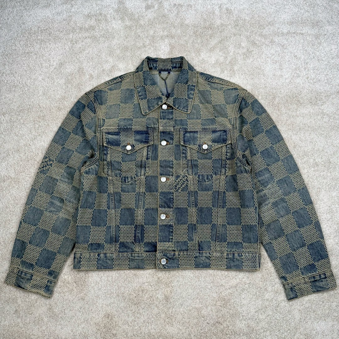 ＃GD广顶 LOUIS VUITTON FW24 lv Logo提花口袋单排扣牛仔外套 蓝色 官网价：24400￥（1867C）面料采用【7s*7s斜纹全棉牛仔布】【配套40s斜纹洗水棉里布】采用【高速剑杆机织造胚布】【格子大循环花位】品布【平幅洗水退浆】布边打【超位上整纬仪定型】控制好纬斜出成品布 采用【手工排唛架】前幅8块裁片加袋盖取【还原花效果】裁片之间组合还原难度很大 每一片都裁毛样重新摆准位置精修实样裁片 左右袖子取【水平对花】洗水采用【石磨漂洗工艺】局部喷【马骝+手工扎花做网裂痕】后期套色做【怀旧效果】 后中配套【古金色黄铜材质链条】工字扣铆钉全部采用【天然海水珍珠母贝】整颗【手工打磨出椭圆形状尺寸】表面【刀模车床雕刻字母】【手工滴胶】镶嵌于古金色底托内 尺码：44 46 48 50-选品中心