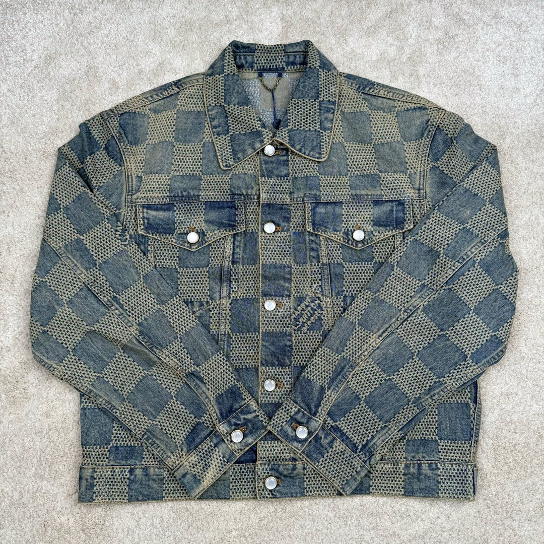 图片[2]-＃GD广顶 LOUIS VUITTON FW24 lv Logo提花口袋单排扣牛仔外套 蓝色 官网价：24400￥（1867C）面料采用【7s*7s斜纹全棉牛仔布】【配套40s斜纹洗水棉里布】采用【高速剑杆机织造胚布】【格子大循环花位】品布【平幅洗水退浆】布边打【超位上整纬仪定型】控制好纬斜出成品布 采用【手工排唛架】前幅8块裁片加袋盖取【还原花效果】裁片之间组合还原难度很大 每一片都裁毛样重新摆准位置精修实样裁片 左右袖子取【水平对花】洗水采用【石磨漂洗工艺】局部喷【马骝+手工扎花做网裂痕】后期套色做【怀旧效果】 后中配套【古金色黄铜材质链条】工字扣铆钉全部采用【天然海水珍珠母贝】整颗【手工打磨出椭圆形状尺寸】表面【刀模车床雕刻字母】【手工滴胶】镶嵌于古金色底托内 尺码：44 46 48 50-选品中心