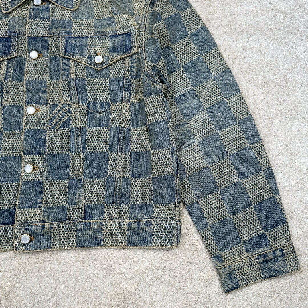 图片[7]-＃GD广顶 LOUIS VUITTON FW24 lv Logo提花口袋单排扣牛仔外套 蓝色 官网价：24400￥（1867C）面料采用【7s*7s斜纹全棉牛仔布】【配套40s斜纹洗水棉里布】采用【高速剑杆机织造胚布】【格子大循环花位】品布【平幅洗水退浆】布边打【超位上整纬仪定型】控制好纬斜出成品布 采用【手工排唛架】前幅8块裁片加袋盖取【还原花效果】裁片之间组合还原难度很大 每一片都裁毛样重新摆准位置精修实样裁片 左右袖子取【水平对花】洗水采用【石磨漂洗工艺】局部喷【马骝+手工扎花做网裂痕】后期套色做【怀旧效果】 后中配套【古金色黄铜材质链条】工字扣铆钉全部采用【天然海水珍珠母贝】整颗【手工打磨出椭圆形状尺寸】表面【刀模车床雕刻字母】【手工滴胶】镶嵌于古金色底托内 尺码：44 46 48 50-选品中心