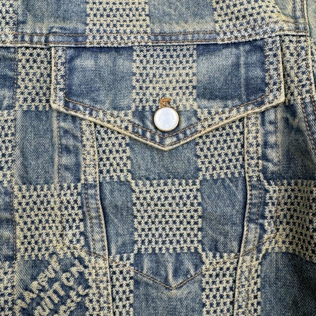 图片[12]-＃GD广顶 LOUIS VUITTON FW24 lv Logo提花口袋单排扣牛仔外套 蓝色 官网价：24400￥（1867C）面料采用【7s*7s斜纹全棉牛仔布】【配套40s斜纹洗水棉里布】采用【高速剑杆机织造胚布】【格子大循环花位】品布【平幅洗水退浆】布边打【超位上整纬仪定型】控制好纬斜出成品布 采用【手工排唛架】前幅8块裁片加袋盖取【还原花效果】裁片之间组合还原难度很大 每一片都裁毛样重新摆准位置精修实样裁片 左右袖子取【水平对花】洗水采用【石磨漂洗工艺】局部喷【马骝+手工扎花做网裂痕】后期套色做【怀旧效果】 后中配套【古金色黄铜材质链条】工字扣铆钉全部采用【天然海水珍珠母贝】整颗【手工打磨出椭圆形状尺寸】表面【刀模车床雕刻字母】【手工滴胶】镶嵌于古金色底托内 尺码：44 46 48 50-选品中心