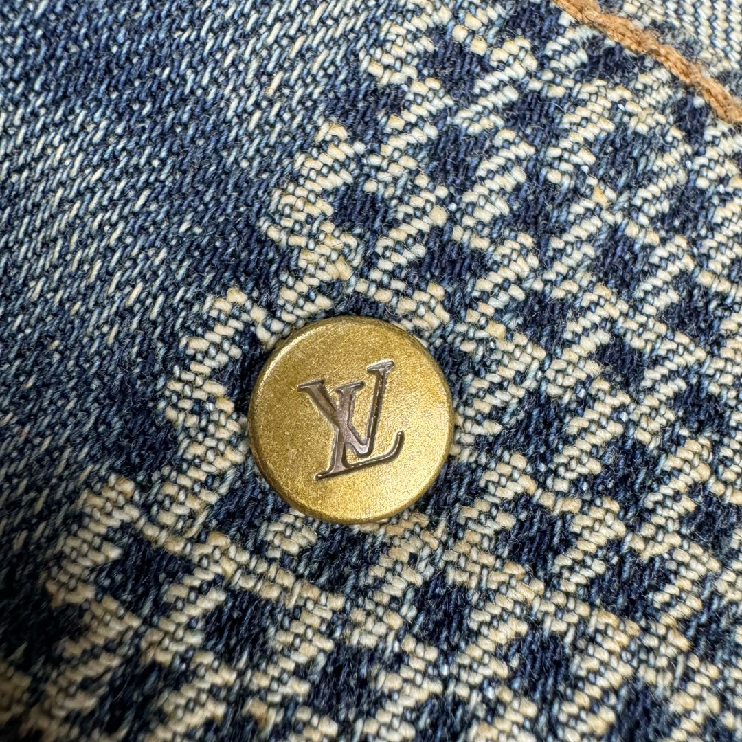 图片[18]-＃GD广顶 LOUIS VUITTON FW24 lv Logo提花口袋单排扣牛仔外套 蓝色 官网价：24400￥（1867C）面料采用【7s*7s斜纹全棉牛仔布】【配套40s斜纹洗水棉里布】采用【高速剑杆机织造胚布】【格子大循环花位】品布【平幅洗水退浆】布边打【超位上整纬仪定型】控制好纬斜出成品布 采用【手工排唛架】前幅8块裁片加袋盖取【还原花效果】裁片之间组合还原难度很大 每一片都裁毛样重新摆准位置精修实样裁片 左右袖子取【水平对花】洗水采用【石磨漂洗工艺】局部喷【马骝+手工扎花做网裂痕】后期套色做【怀旧效果】 后中配套【古金色黄铜材质链条】工字扣铆钉全部采用【天然海水珍珠母贝】整颗【手工打磨出椭圆形状尺寸】表面【刀模车床雕刻字母】【手工滴胶】镶嵌于古金色底托内 尺码：44 46 48 50-选品中心