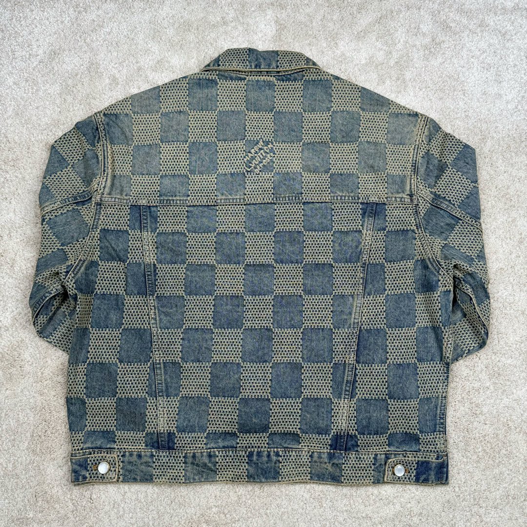 图片[3]-＃GD广顶 LOUIS VUITTON FW24 lv Logo提花口袋单排扣牛仔外套 蓝色 官网价：24400￥（1867C）面料采用【7s*7s斜纹全棉牛仔布】【配套40s斜纹洗水棉里布】采用【高速剑杆机织造胚布】【格子大循环花位】品布【平幅洗水退浆】布边打【超位上整纬仪定型】控制好纬斜出成品布 采用【手工排唛架】前幅8块裁片加袋盖取【还原花效果】裁片之间组合还原难度很大 每一片都裁毛样重新摆准位置精修实样裁片 左右袖子取【水平对花】洗水采用【石磨漂洗工艺】局部喷【马骝+手工扎花做网裂痕】后期套色做【怀旧效果】 后中配套【古金色黄铜材质链条】工字扣铆钉全部采用【天然海水珍珠母贝】整颗【手工打磨出椭圆形状尺寸】表面【刀模车床雕刻字母】【手工滴胶】镶嵌于古金色底托内 尺码：44 46 48 50-选品中心