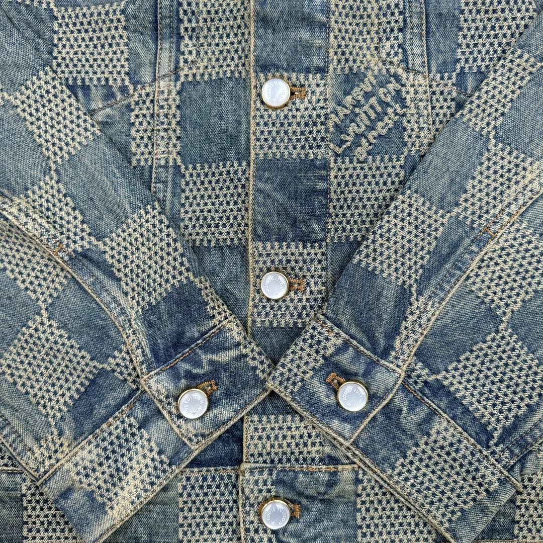 图片[9]-＃GD广顶 LOUIS VUITTON FW24 lv Logo提花口袋单排扣牛仔外套 蓝色 官网价：24400￥（1867C）面料采用【7s*7s斜纹全棉牛仔布】【配套40s斜纹洗水棉里布】采用【高速剑杆机织造胚布】【格子大循环花位】品布【平幅洗水退浆】布边打【超位上整纬仪定型】控制好纬斜出成品布 采用【手工排唛架】前幅8块裁片加袋盖取【还原花效果】裁片之间组合还原难度很大 每一片都裁毛样重新摆准位置精修实样裁片 左右袖子取【水平对花】洗水采用【石磨漂洗工艺】局部喷【马骝+手工扎花做网裂痕】后期套色做【怀旧效果】 后中配套【古金色黄铜材质链条】工字扣铆钉全部采用【天然海水珍珠母贝】整颗【手工打磨出椭圆形状尺寸】表面【刀模车床雕刻字母】【手工滴胶】镶嵌于古金色底托内 尺码：44 46 48 50-选品中心